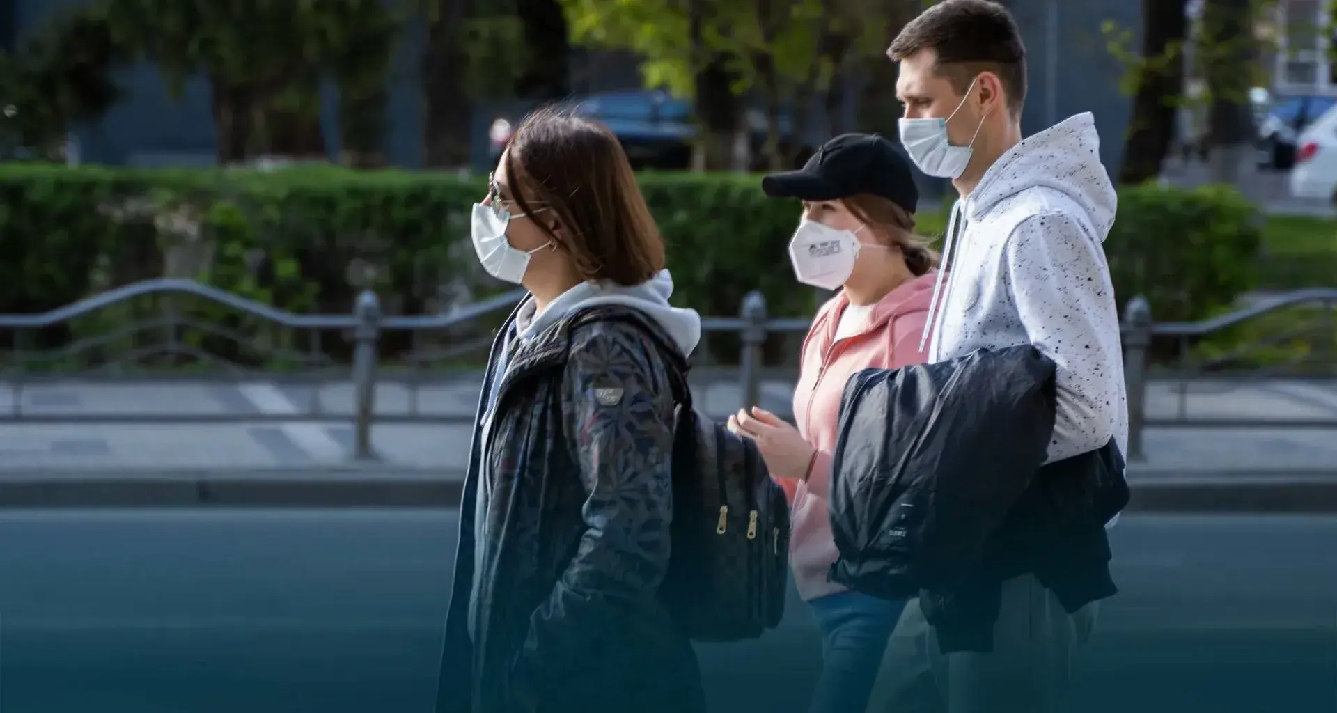 Foto de personas caminando por la calle con tapabocas