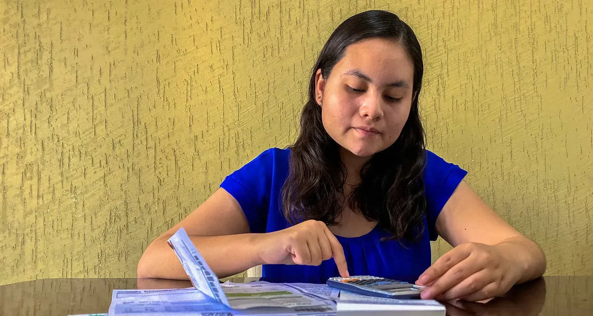 Alumna haciendo cuentas