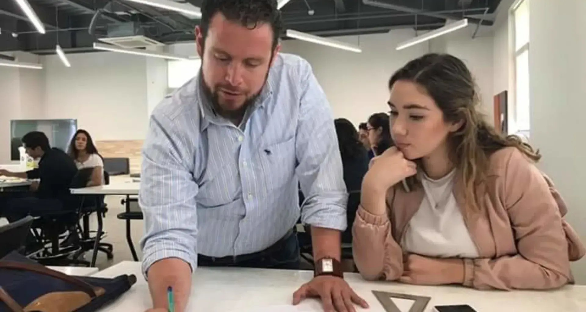 El mentor de éxito estudiantil acompaña a los alumnos Tec para alcanzar sus metas
