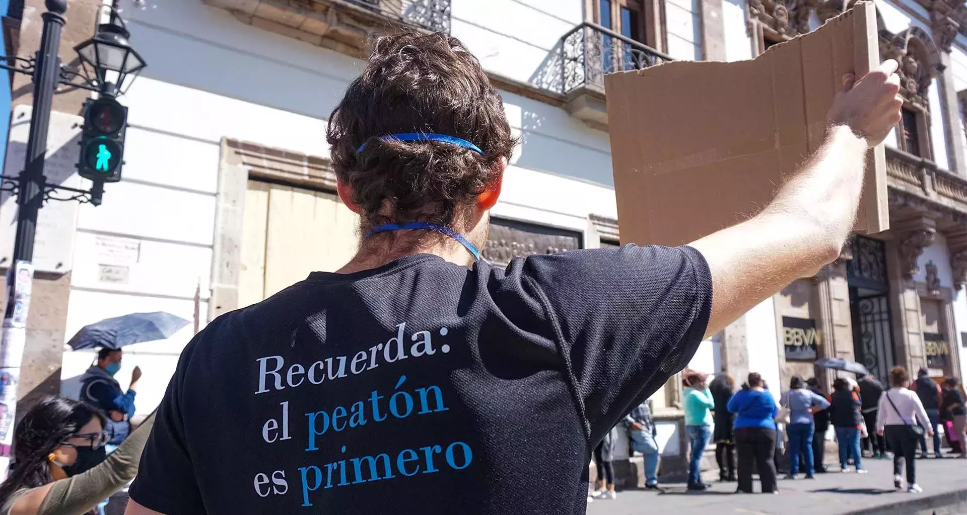 Pablo Hernández, estudiante del Tec, en su labor como activista urbano en Morelia