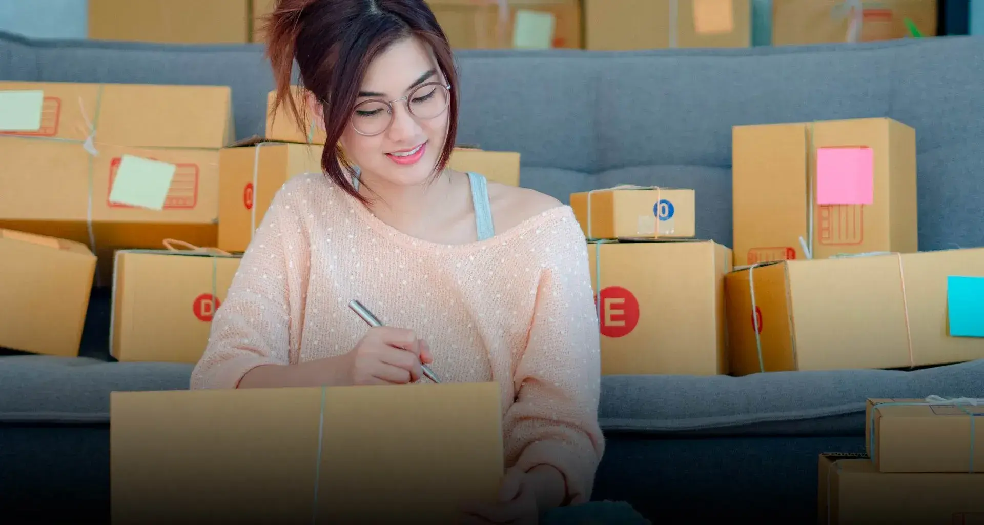 Joven mujer emprendedora en negocio