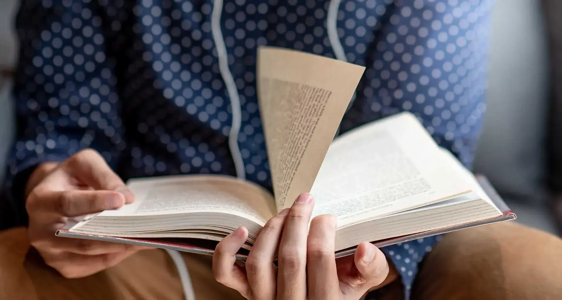 Joven leyendo día mundial del libro y los derechos de autor