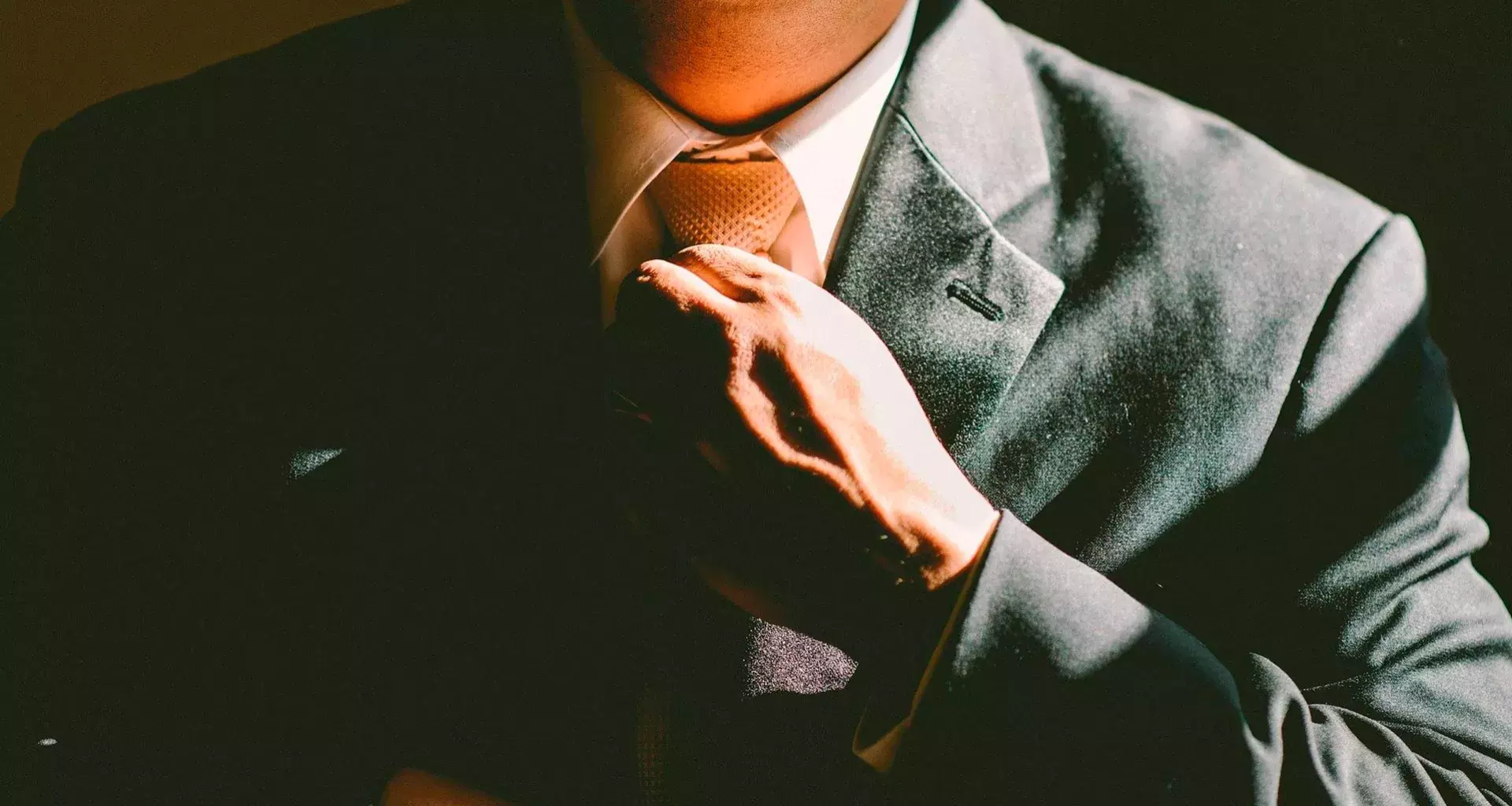 Hombre acomodándose su corbata 