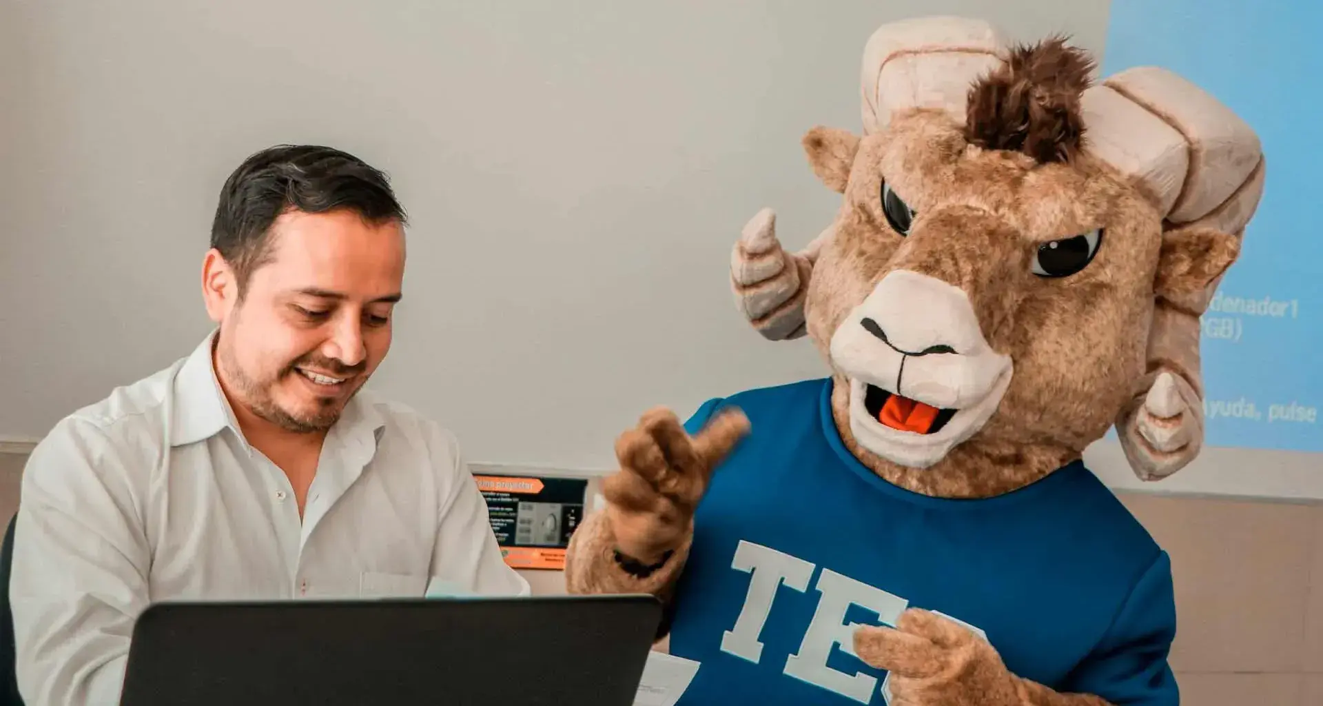 Afhit Hernández, profesor de la PrepaTec Cuernavaca, es ganador del Premio al Profesor Inspirador 2021 del Tec campus Cuernavaca