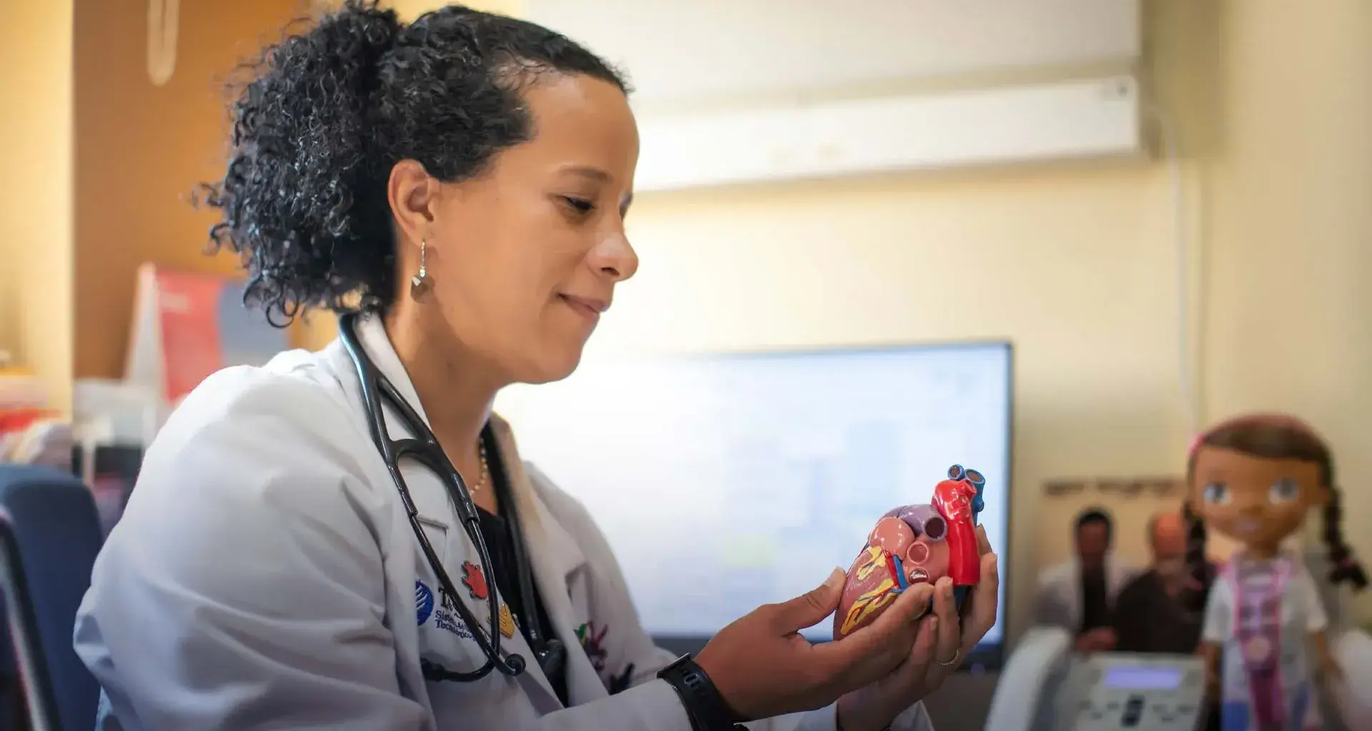 La doctora que con su magia toca el corazón de los niños