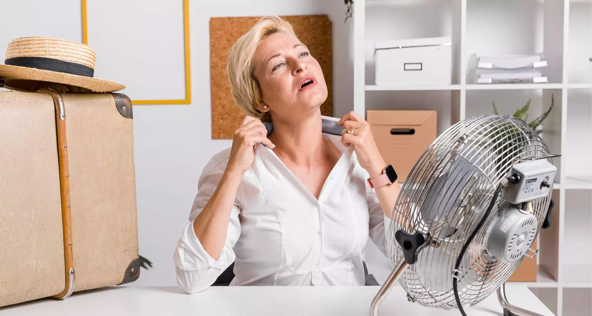 Mujer en casa con calor enciende ventilador