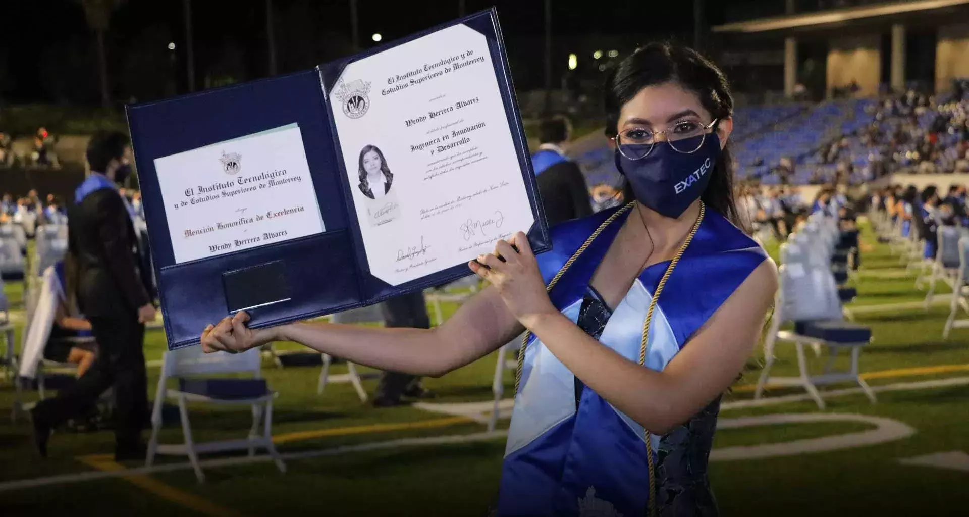Wendy Herrera Líder del Mañana levantando su título profesional en la Ceremonia de Graduación 2021