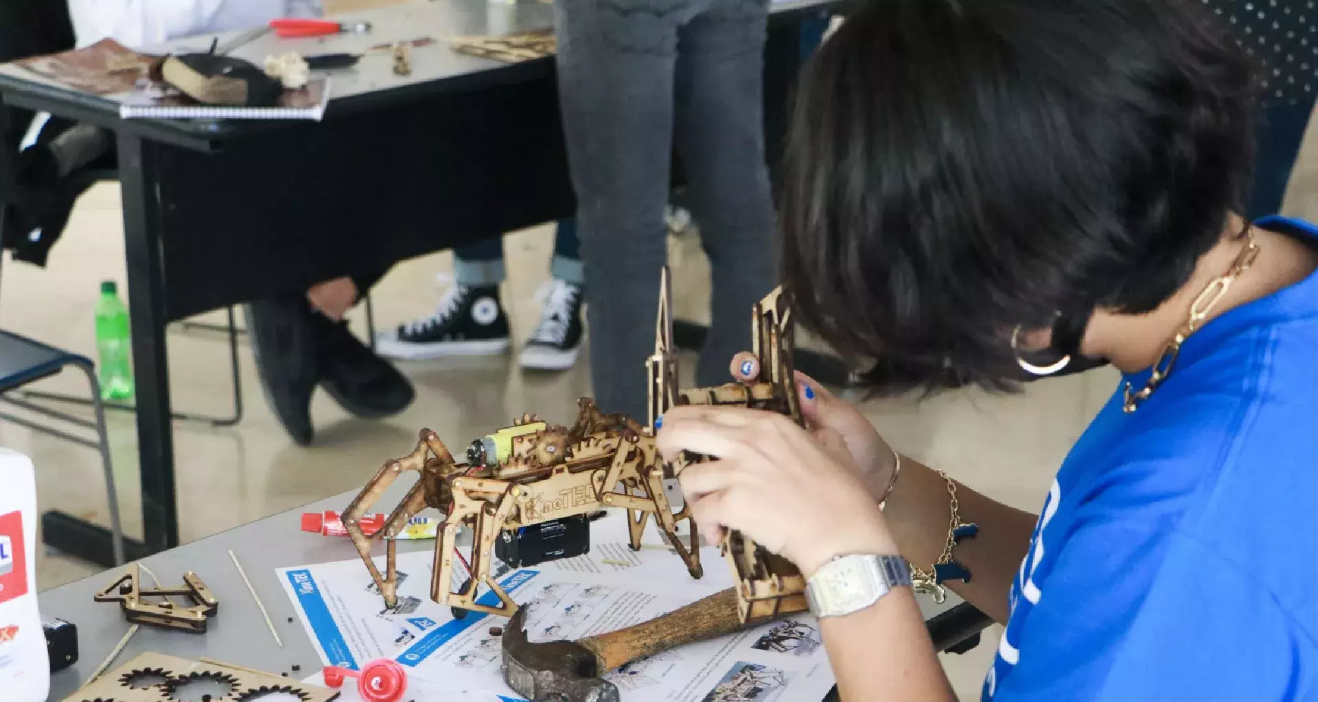 Estudiantes arman la araña robótica del reto KineTEC