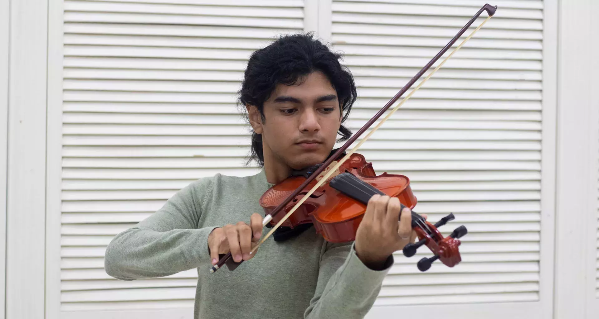 Emiliano tocando el violín