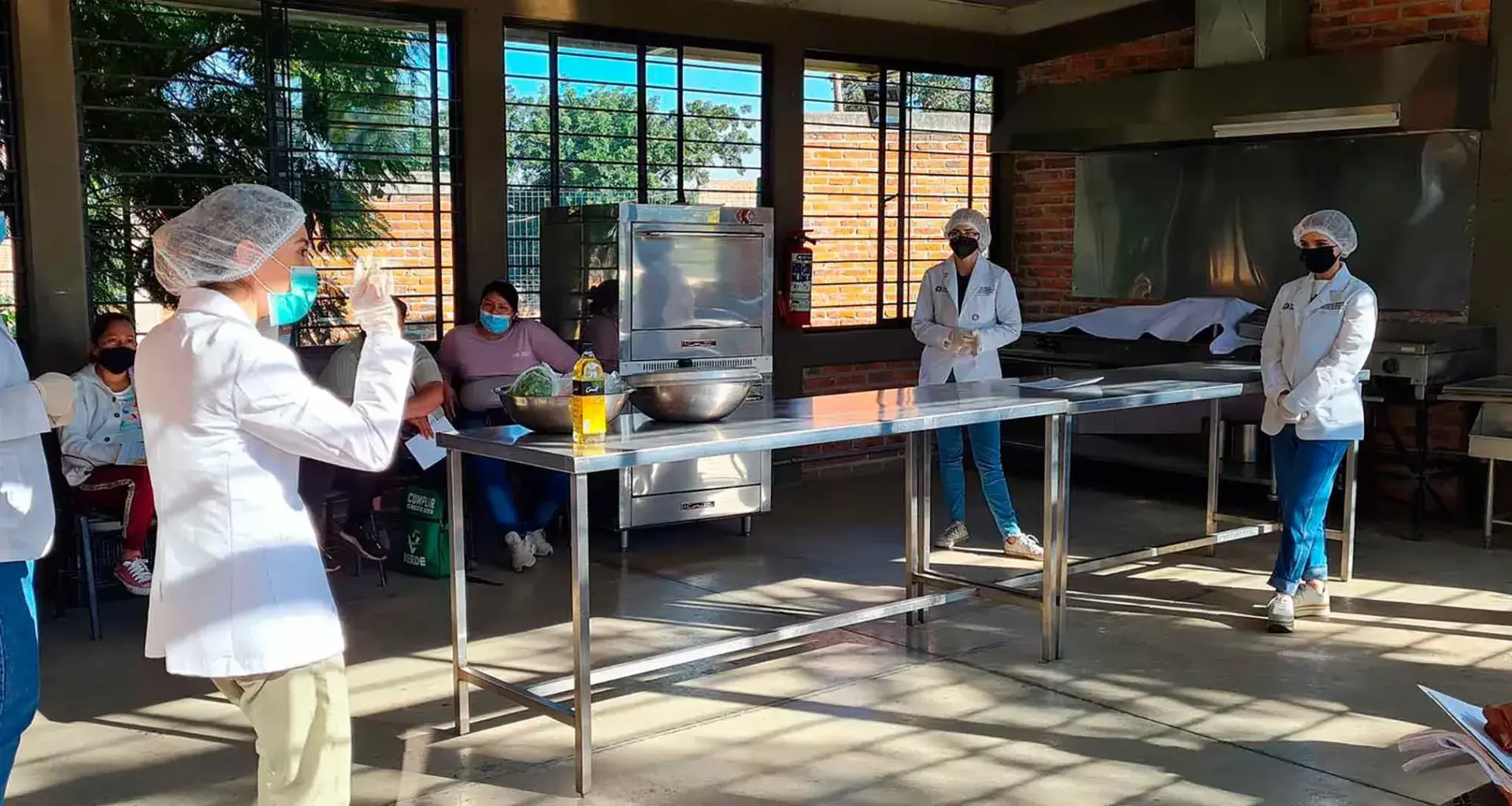 Alumnas de nutrición del Tec Guadalajara aplicaron sus conocimientos y crean menús nutritivos para comunidad marginada.