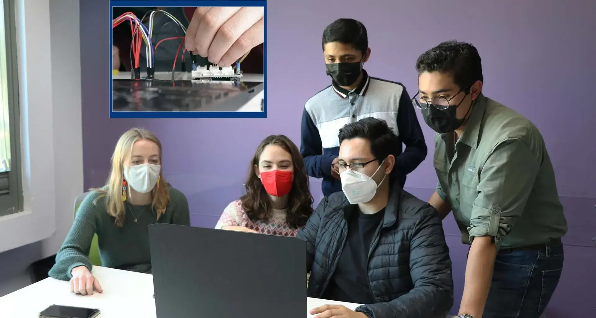 Estudiantes buscan ayudar a ciegos y débiles visuales a aprender braille.