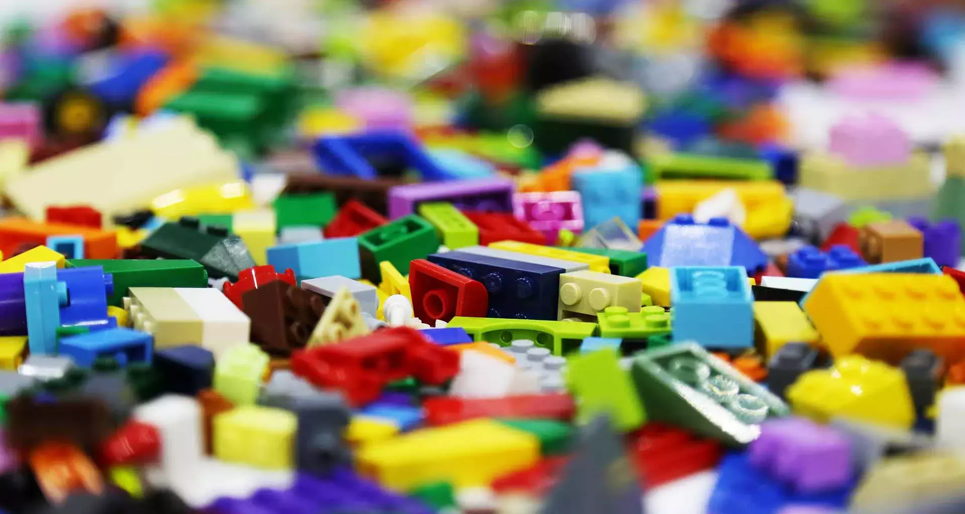 Alumnos Tec construyen con LEGOS un mundo incluyente
