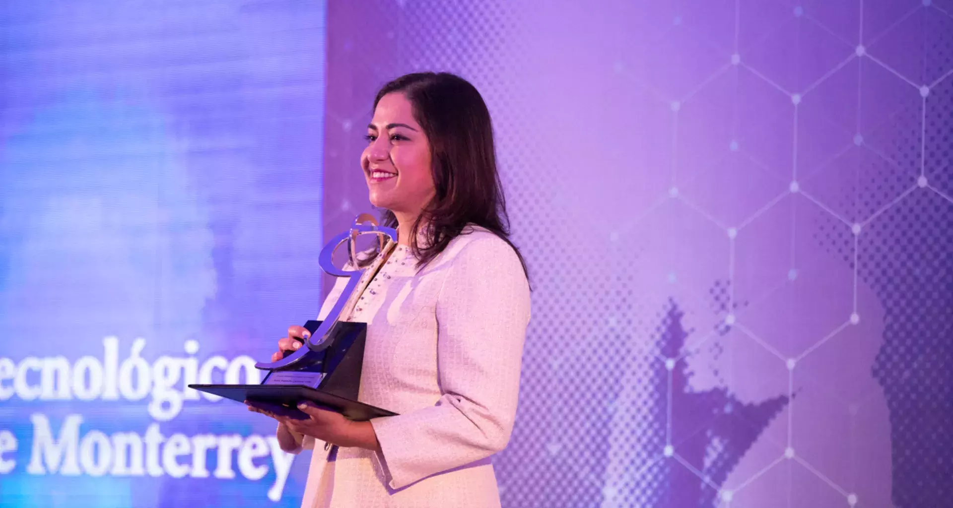 Janet Gutierrez fue reconocida con el Premio Rómulo Garza que premia su trayectoria destacada en el ámbito científico