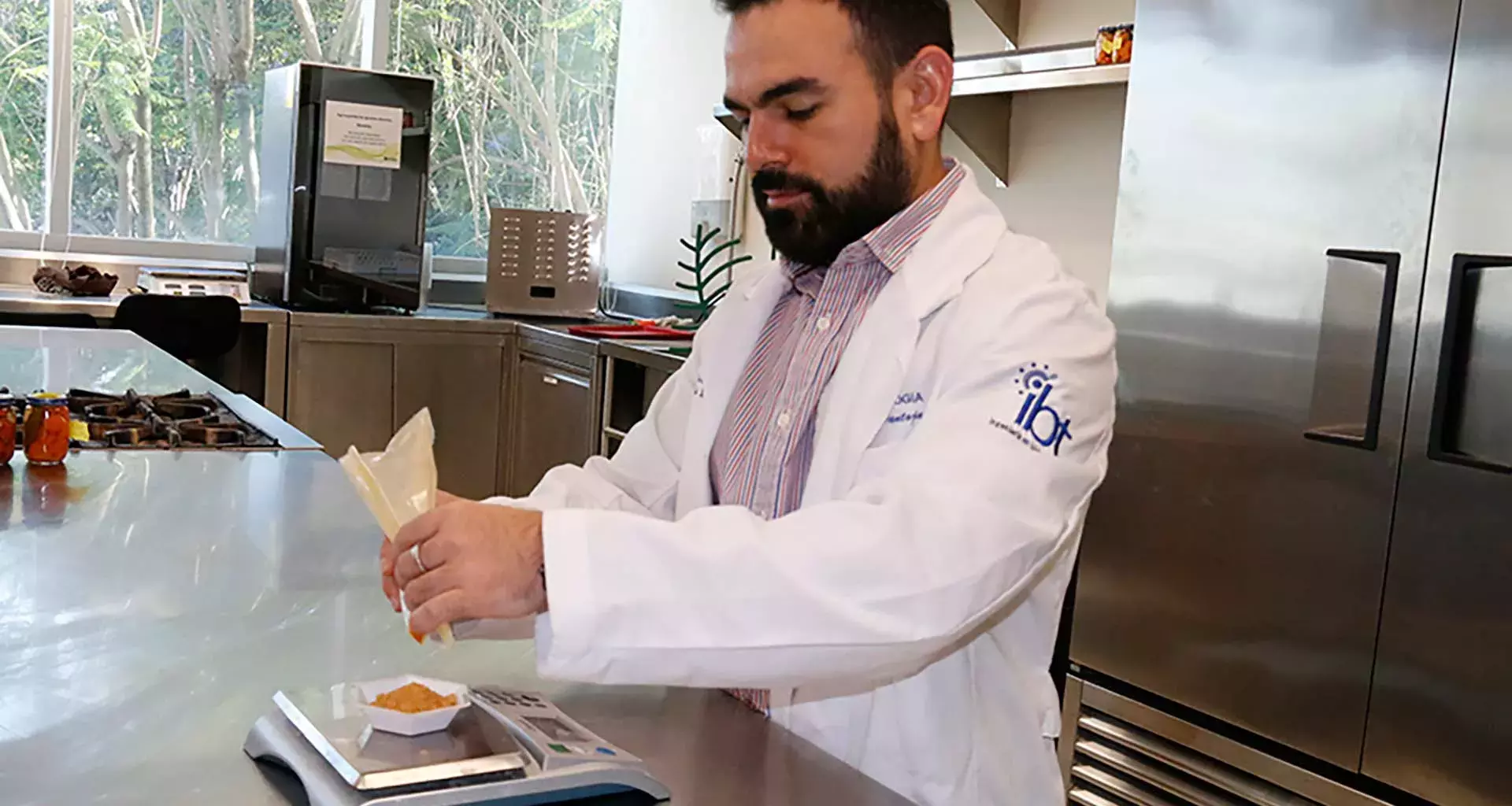Profesor del Tec Guadalajara patenta proceso para despericio de alimentos.