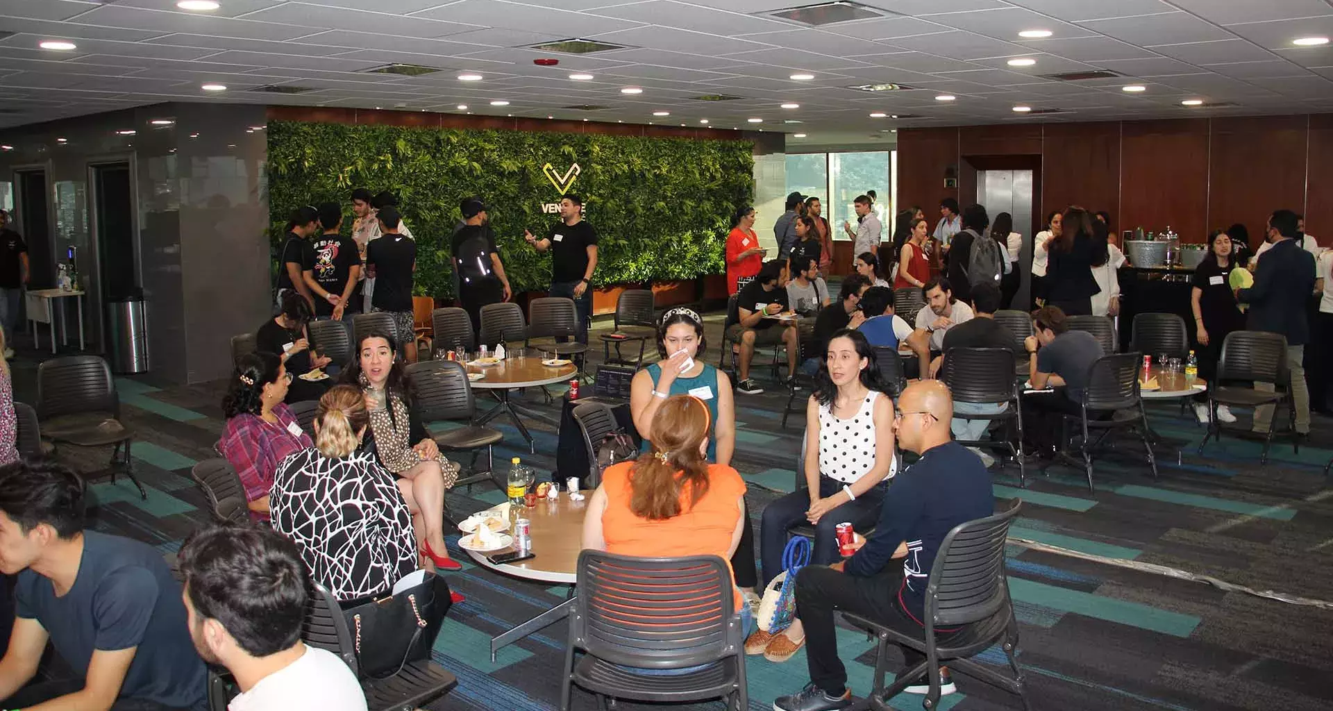 Interactúan emprendedores en Venture Café Monterrey