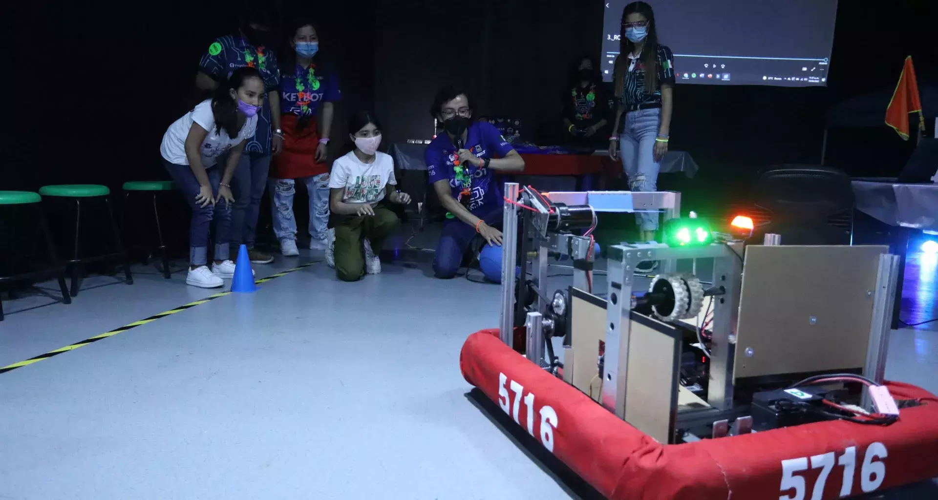 Equipo de KeyBot junto a niños y robot de competencias en el museo El Rehilete