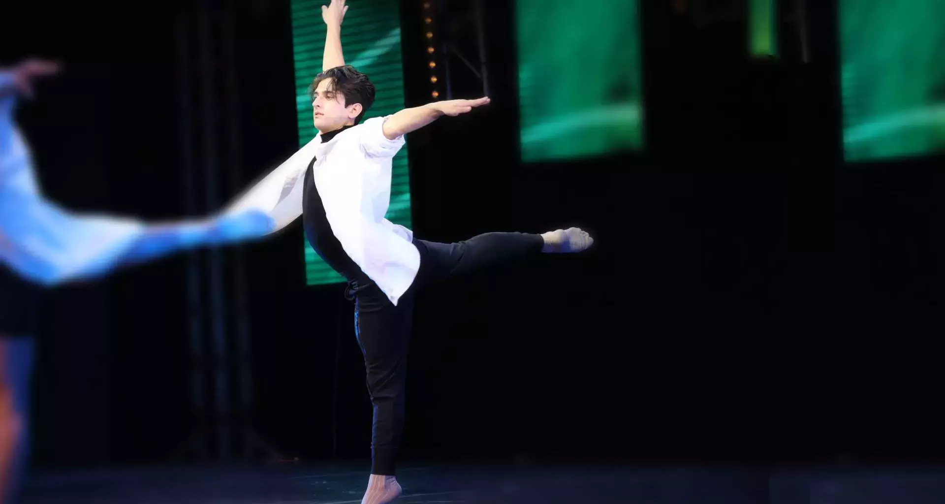 Ricardo Salinas forma parte del equipo representativo de danza moderna en el campus Monterrey