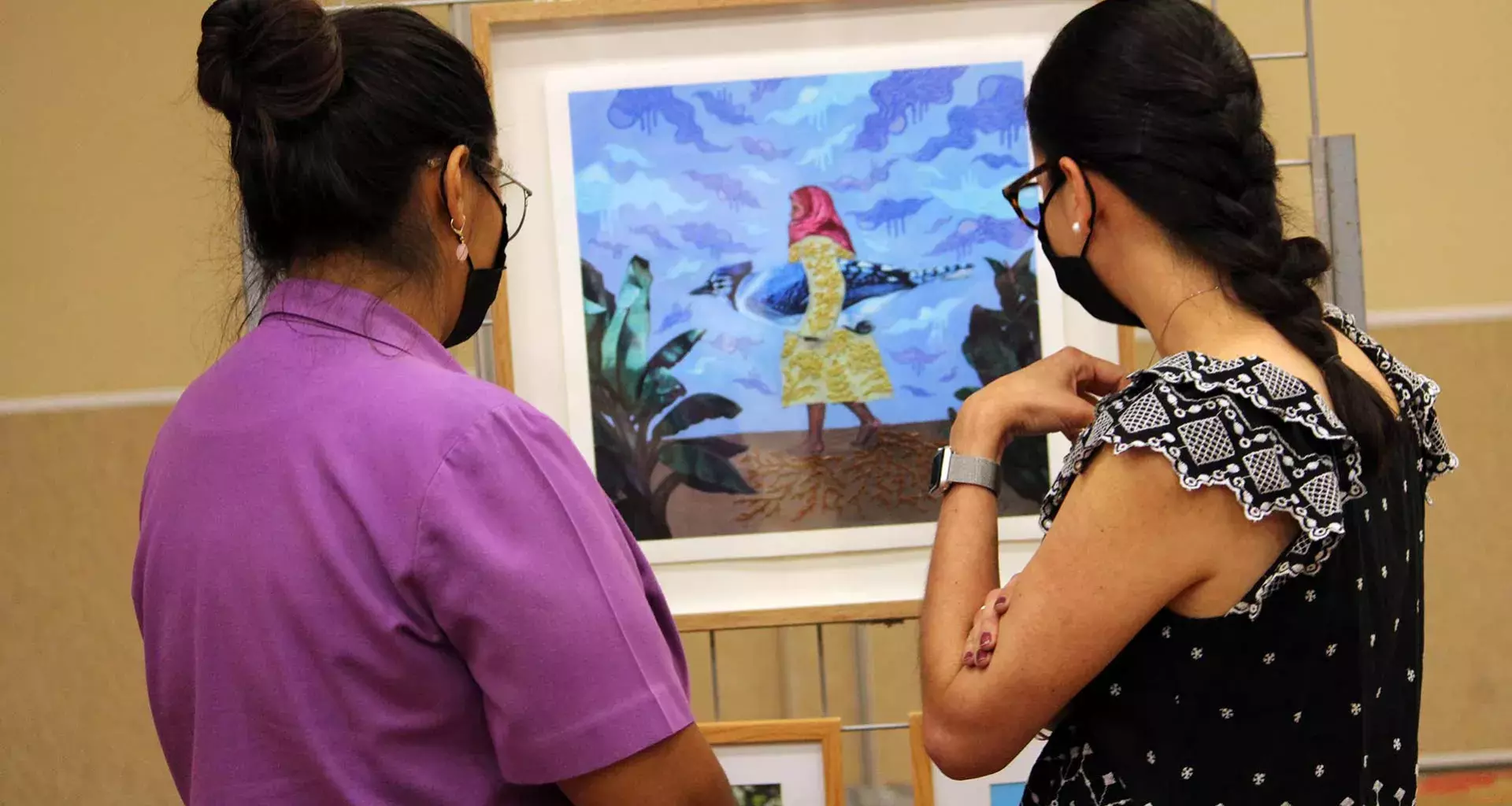Alumnos del Tec Guadalajara realizan subasta benéfica de pinturas hechas por niñas de casa hogar.