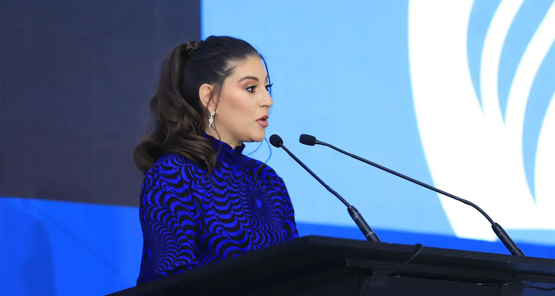 Directora de Corona da discurso a futuros egresados Tec