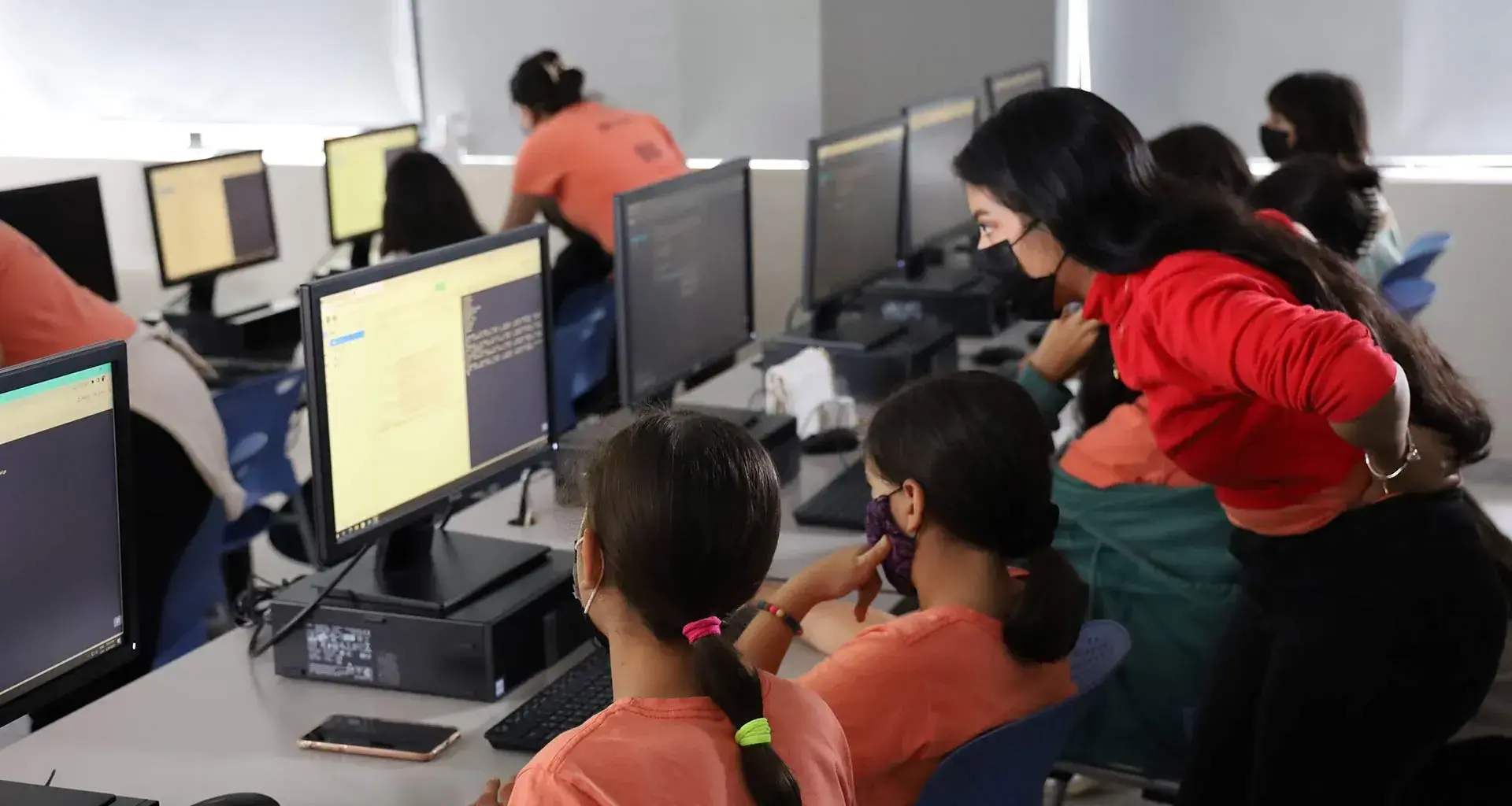 Campamento Patrones Hermosos impulsa la participación de mujeres en ingeniería.
