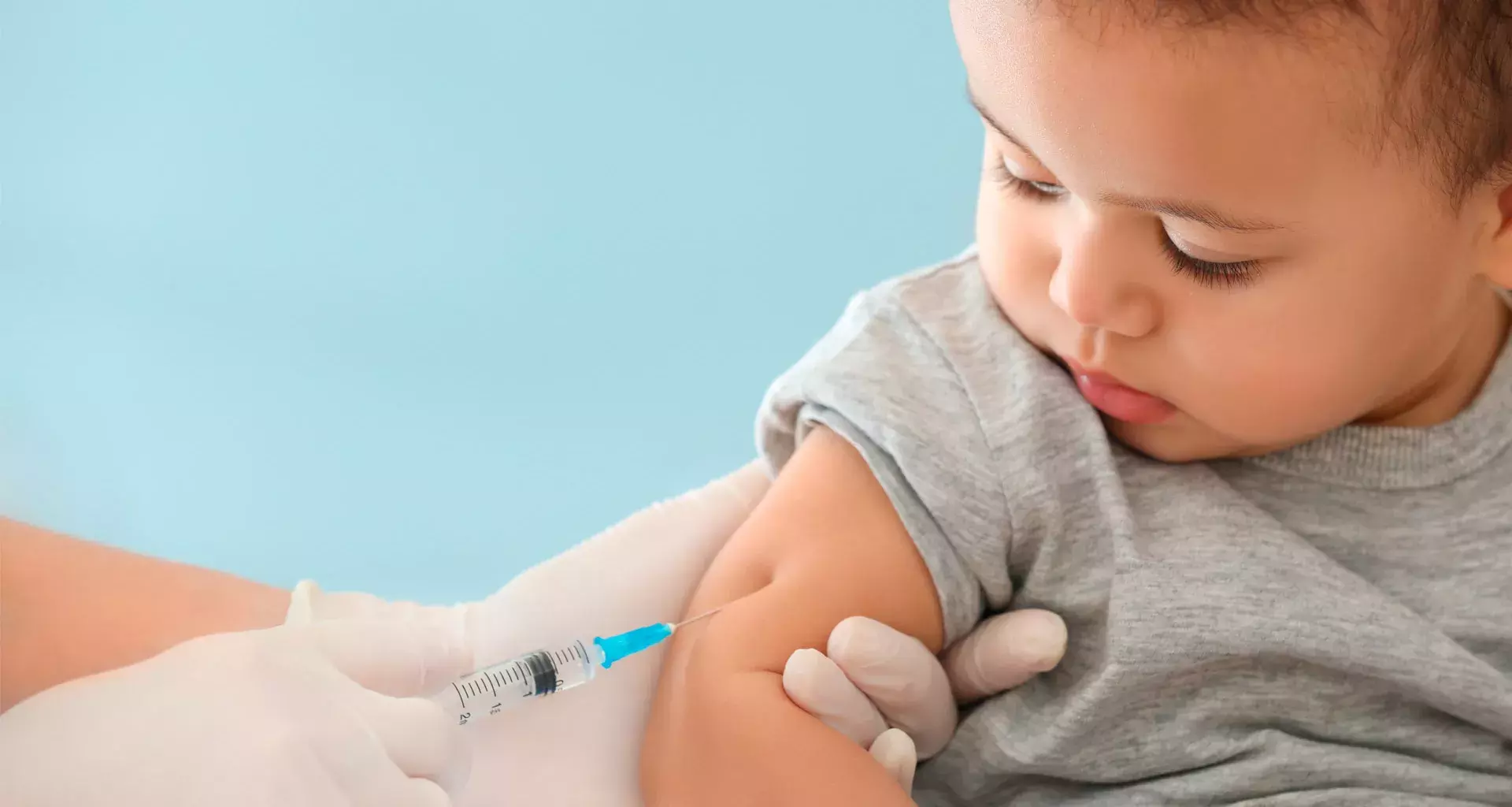 Las vacunas Pfizer y Moderna fueron aprobadas por la FDA para ser aplicadas en niños y niñas a partir de los 6 meses de edad.