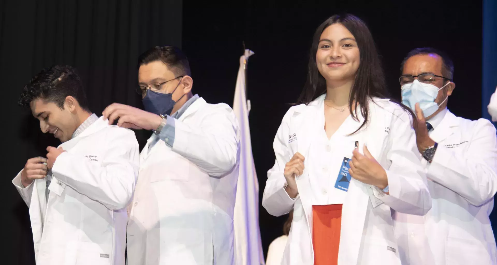 Alumnos de nuevo ingreso de la Escuela de Medicina del Tec de Monterrey, porta por primera vez el saco blanco.