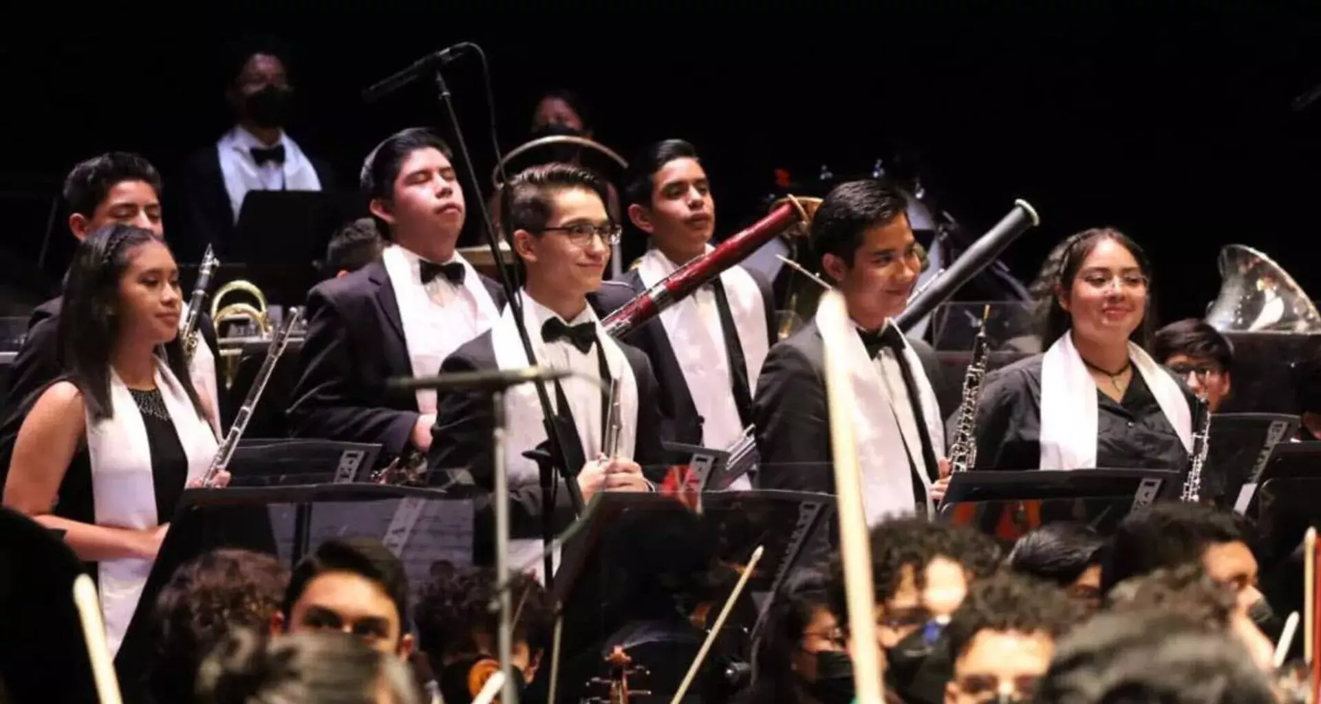 Juan Pablo tocando la flauta en Bellas Artes