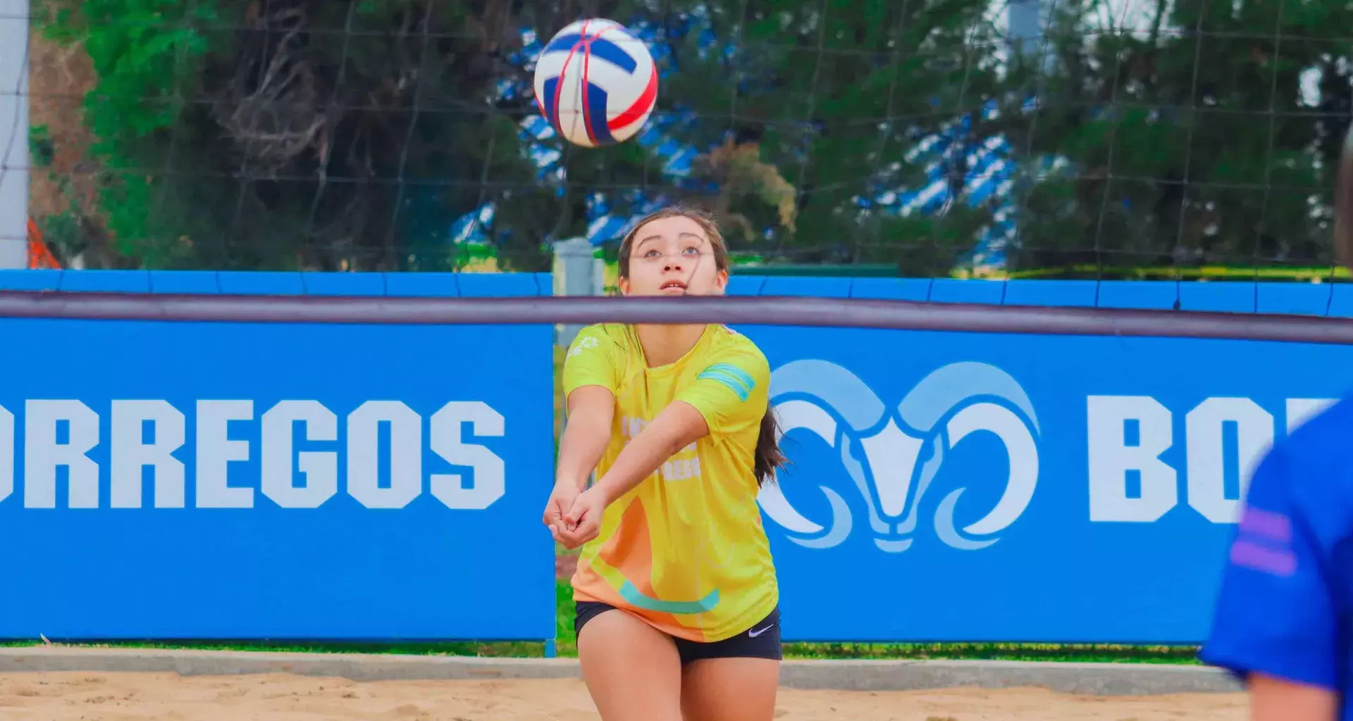 Alumna campus Tampico jugando voleibol de playa 