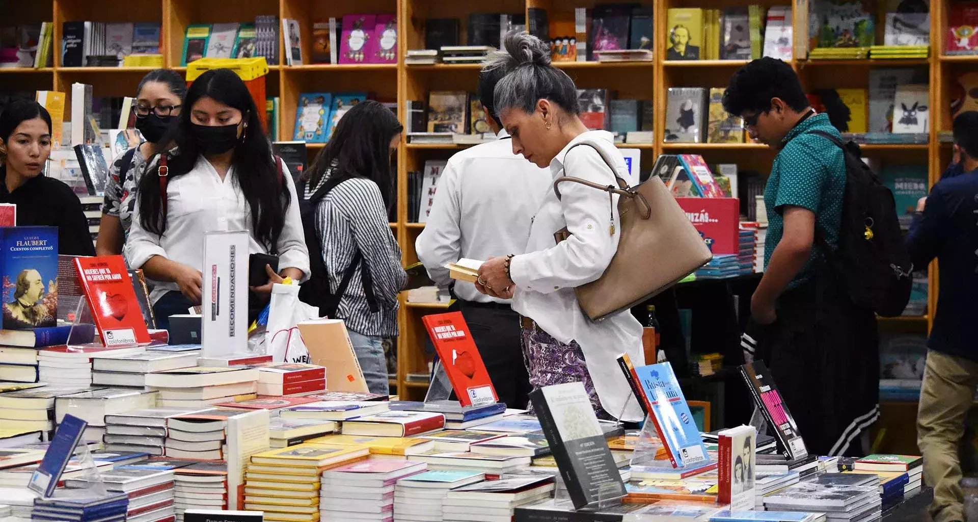 Lectores y lectoras en la Feria Internacional del Libro Monterrey 2022