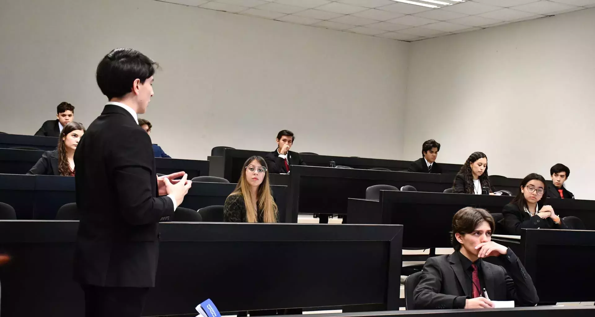 Alumnos del campus Obregón en sesión del MUN Regional