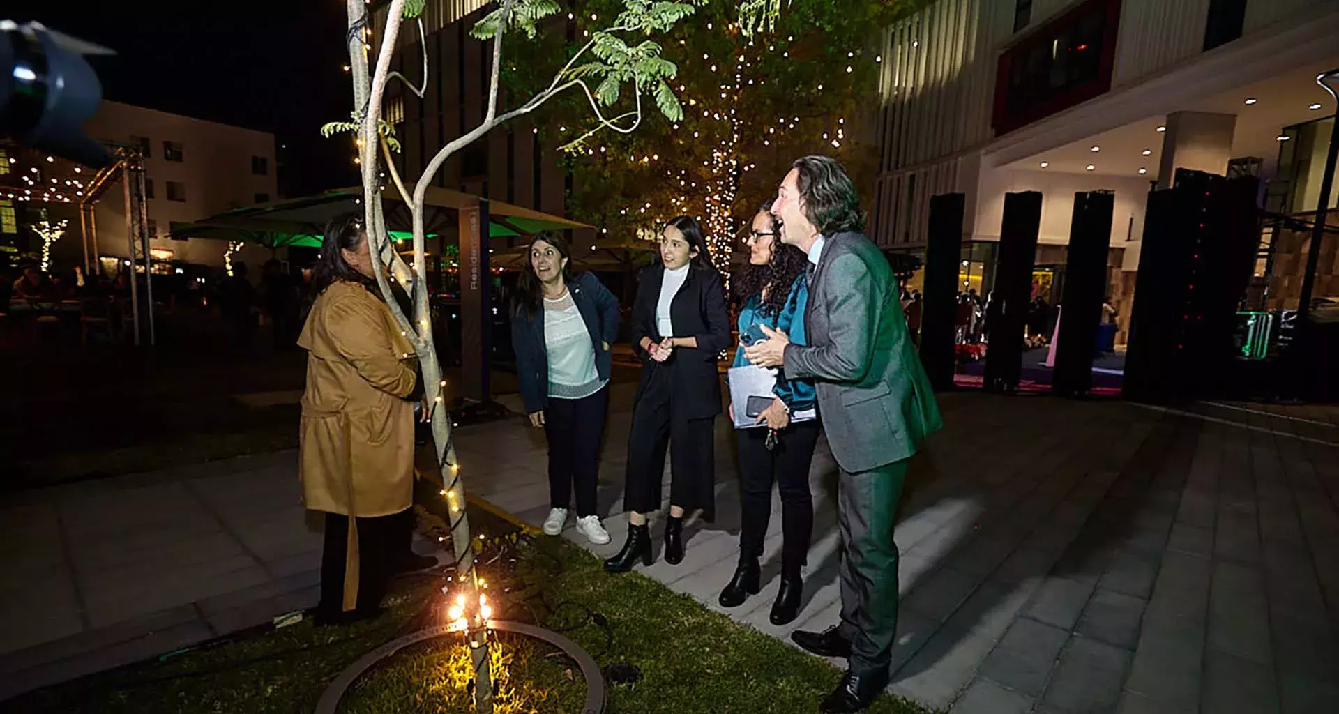 Donantes se reúnen alrededor de su árbol en la ceremonia de agradecimiento