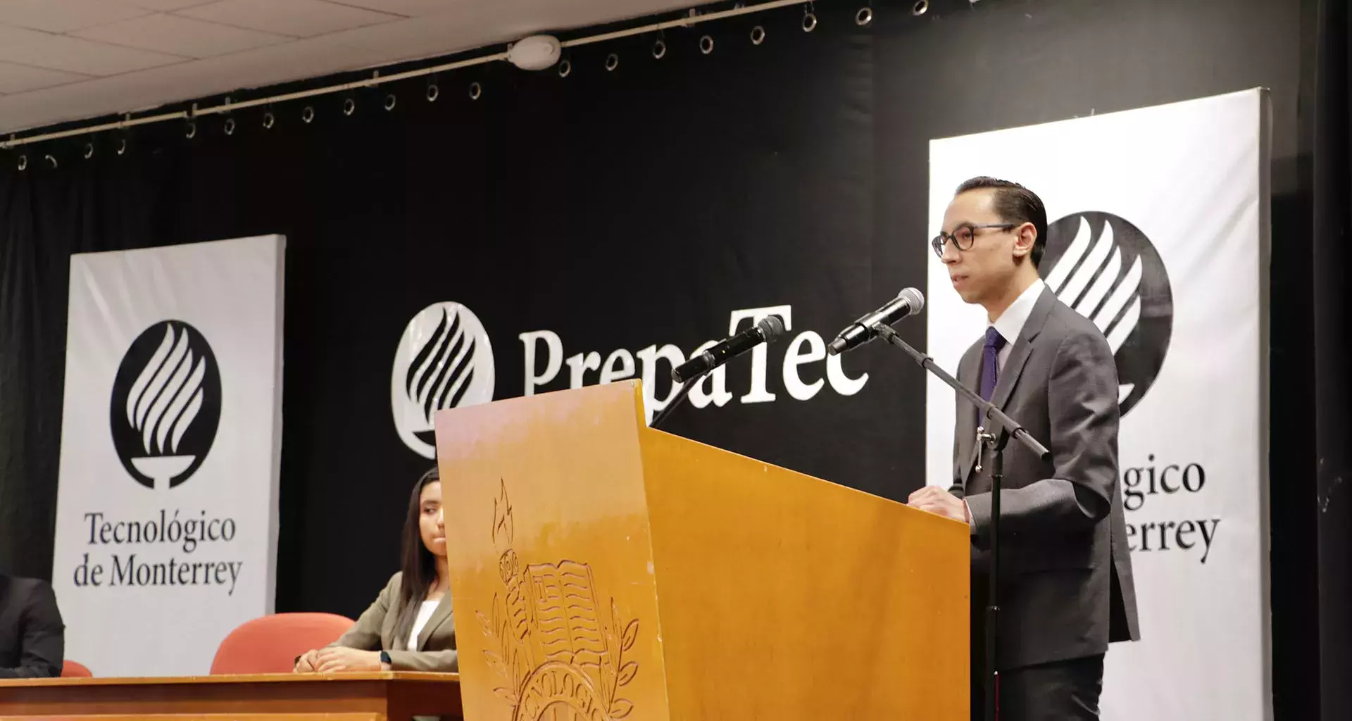 Gerardo dando un discurso en el TecMun 2022 en campus León