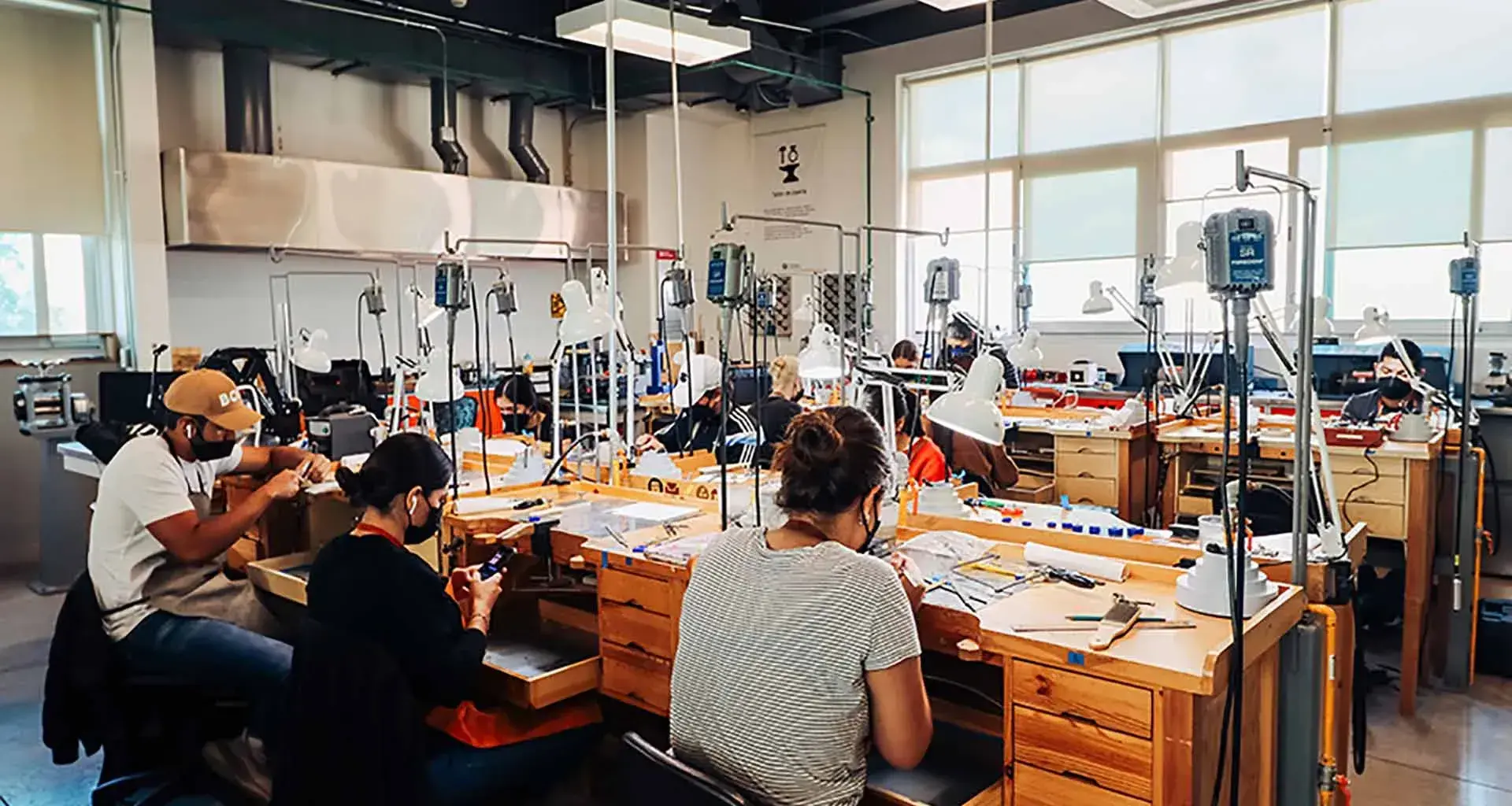 Aprenden a crear joyería en taller de joyería del Tec Guadalajara.