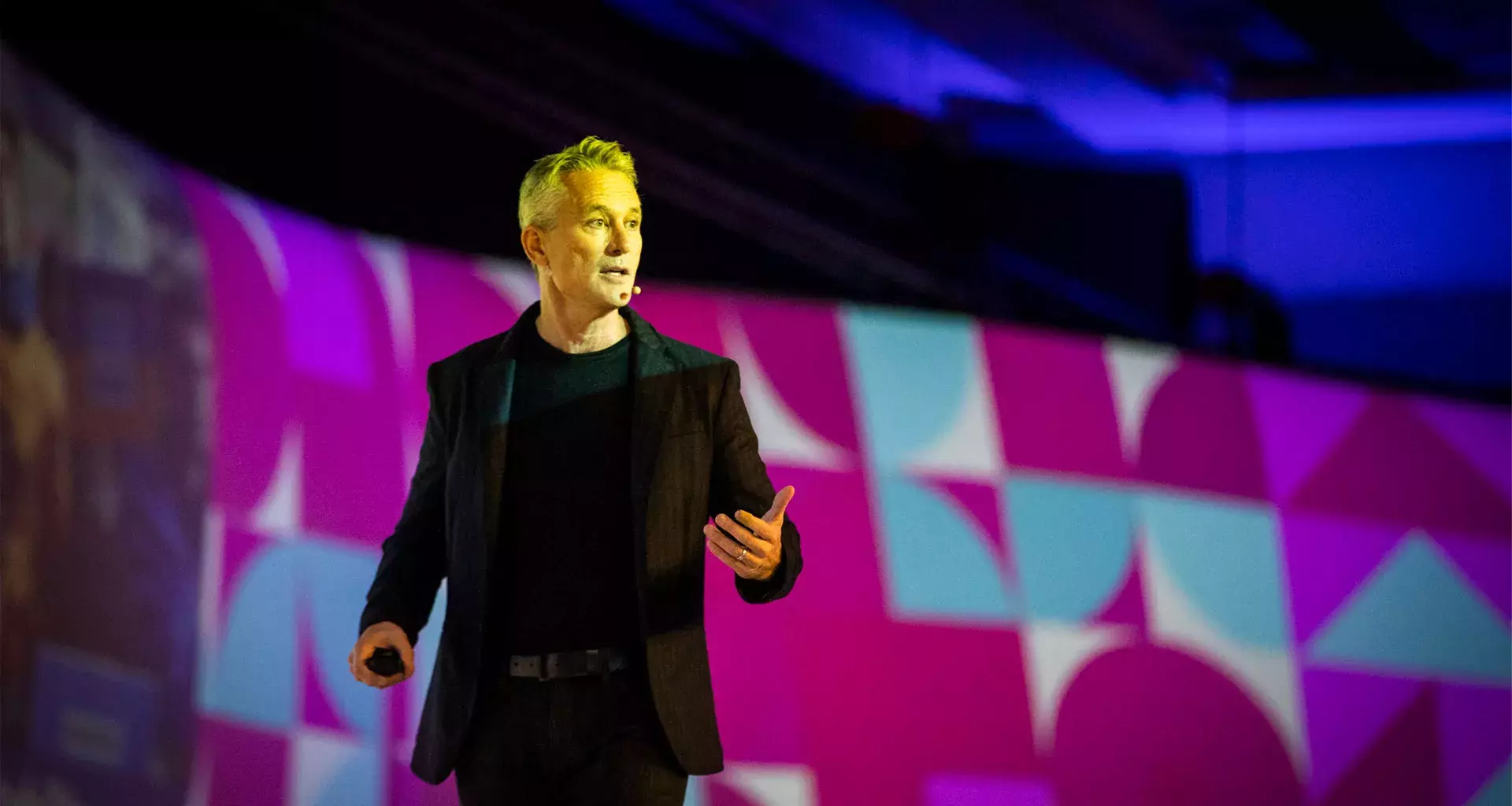 Simon Mainwaring appeared at INCmty 2022 to share 6 mindsets of CEOs of successful companies.