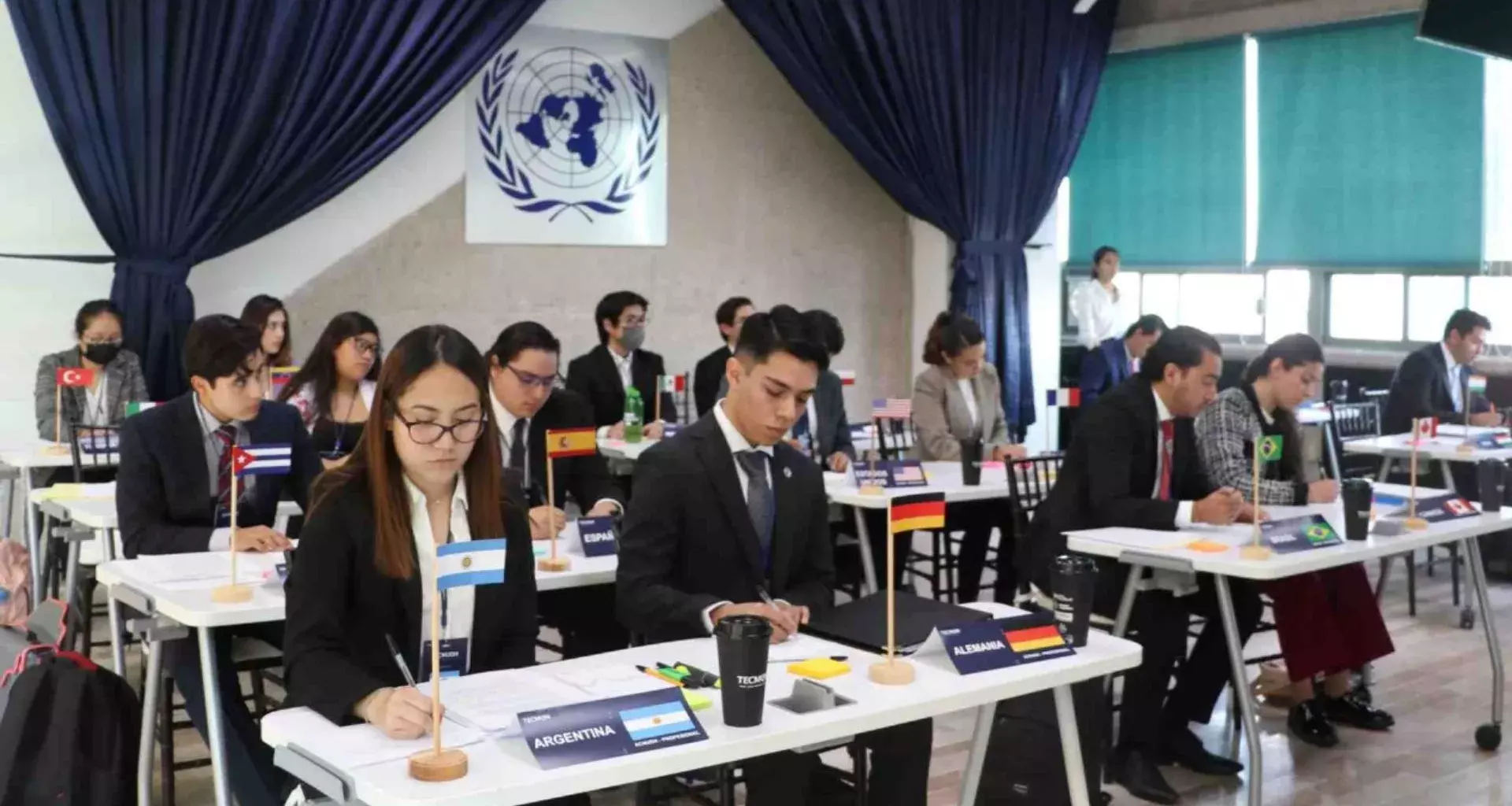 Estudiantes participando de una sesión del modelo de las Naciones Unidas
