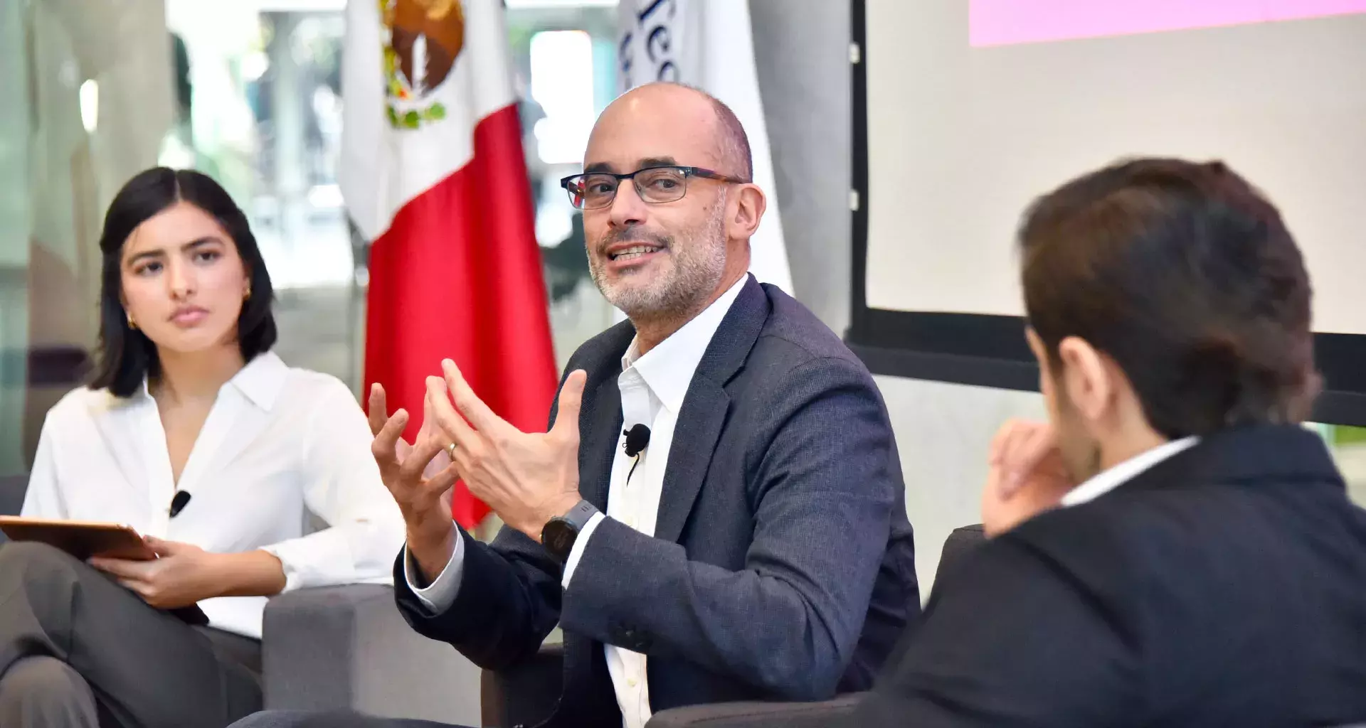 Miguel Treviño, alcalde del municipio San Pedro Garza García charlando con alumnos de campus Monterrey en Foro Actúa