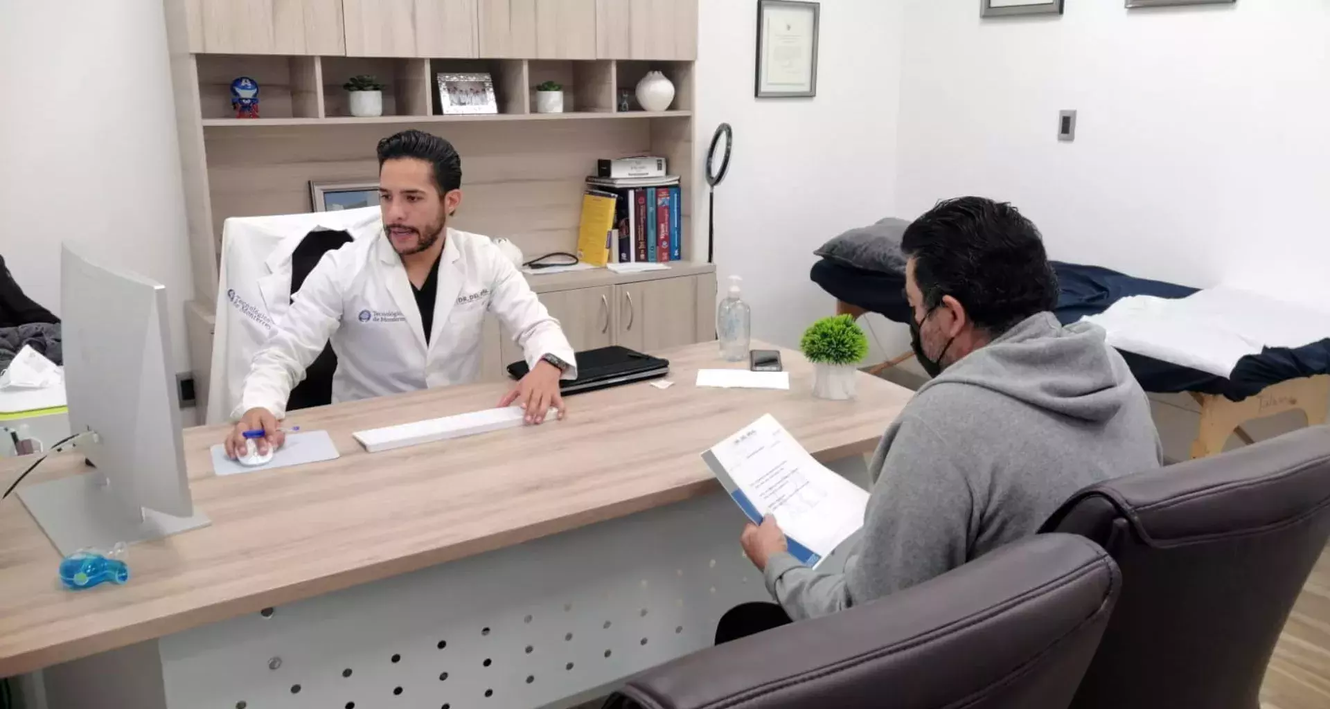 Médico EXATEC Zanndor Del Real en consulta durante las jornadas médicas gratuitas