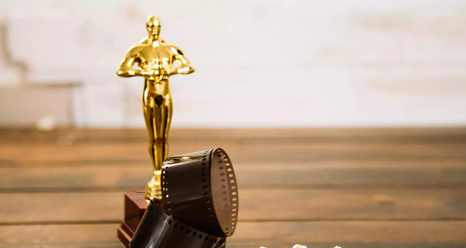 Estatuilla de los premios Óscar 2023 sobre una mesa