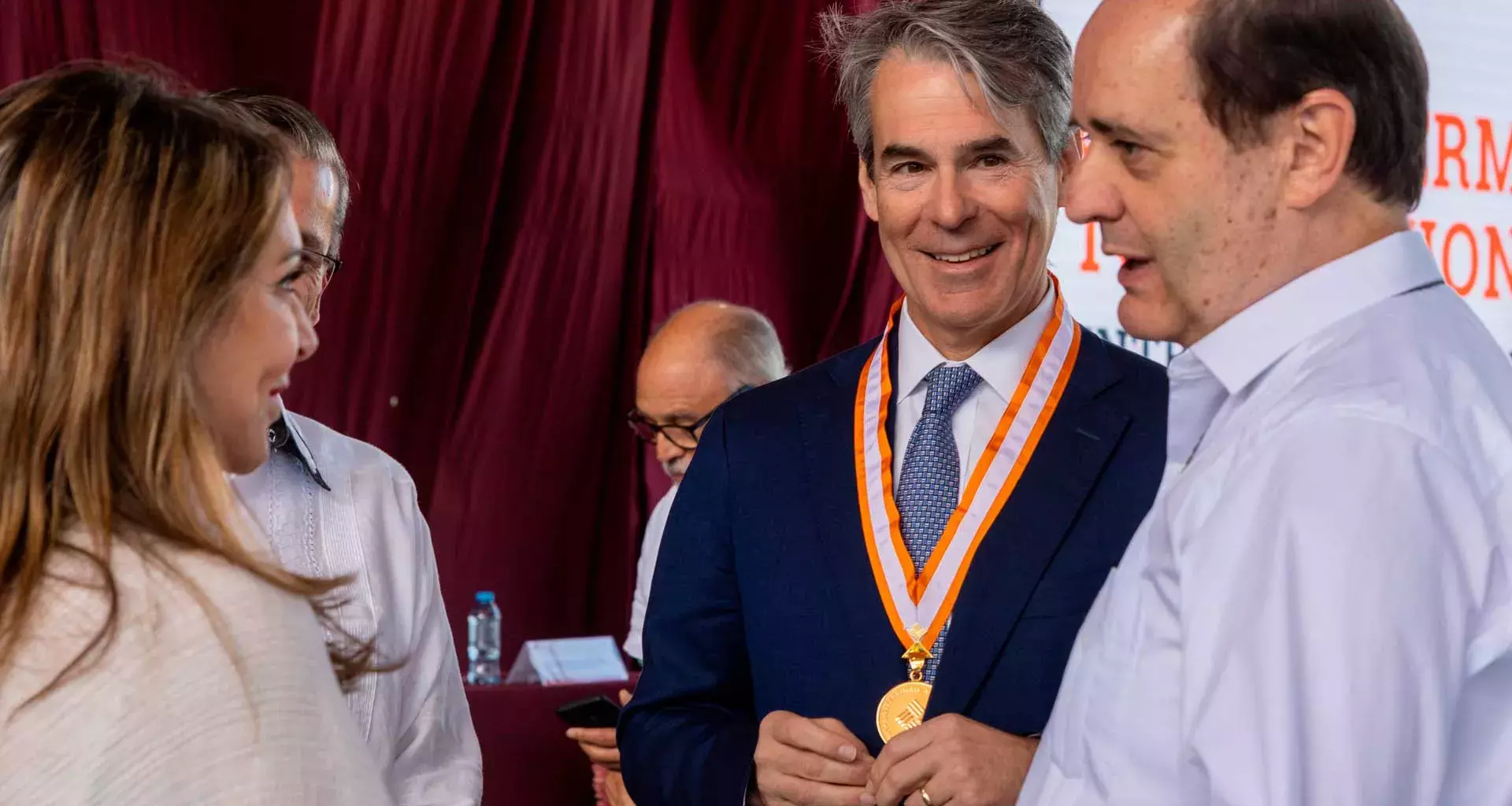Guillermo Torre, rector de TecSalud, recibió la medalla Anáhuac en Medicina 2022.