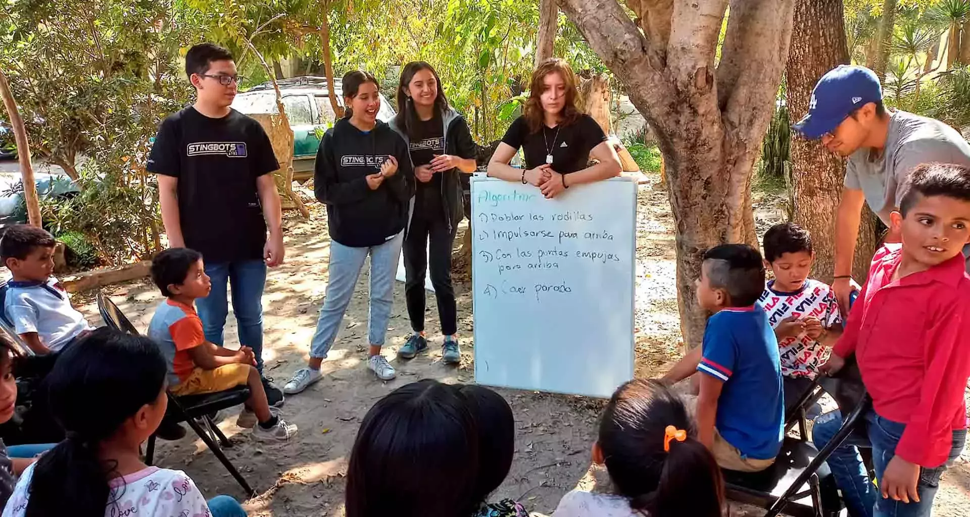 StingBots, grupo estudiantil de robótica de PrepaTec Santa Anita, realizó actividades de labor social.