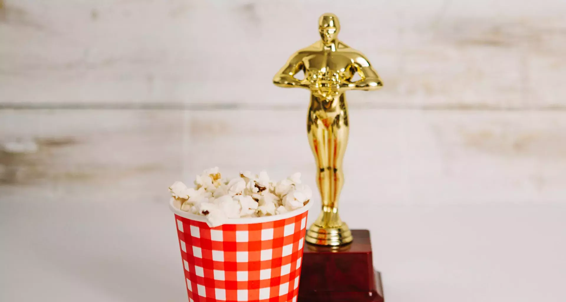Estatuilla de los premios Óscar 2023 sobre una mesa