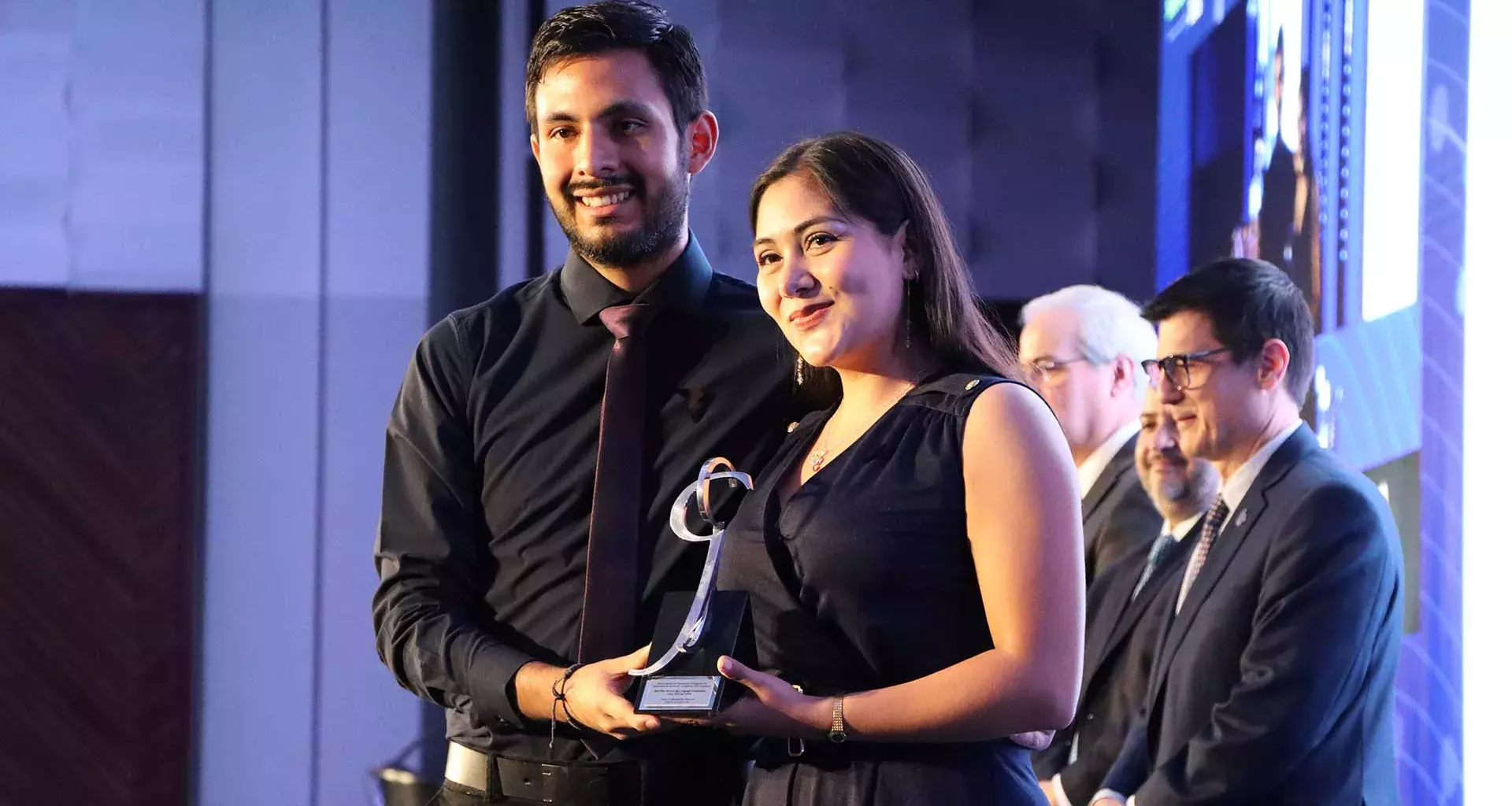Arely Anguiano y Jairo Ramírez alumnos ganadores del Premio Rómulo Garza 2022