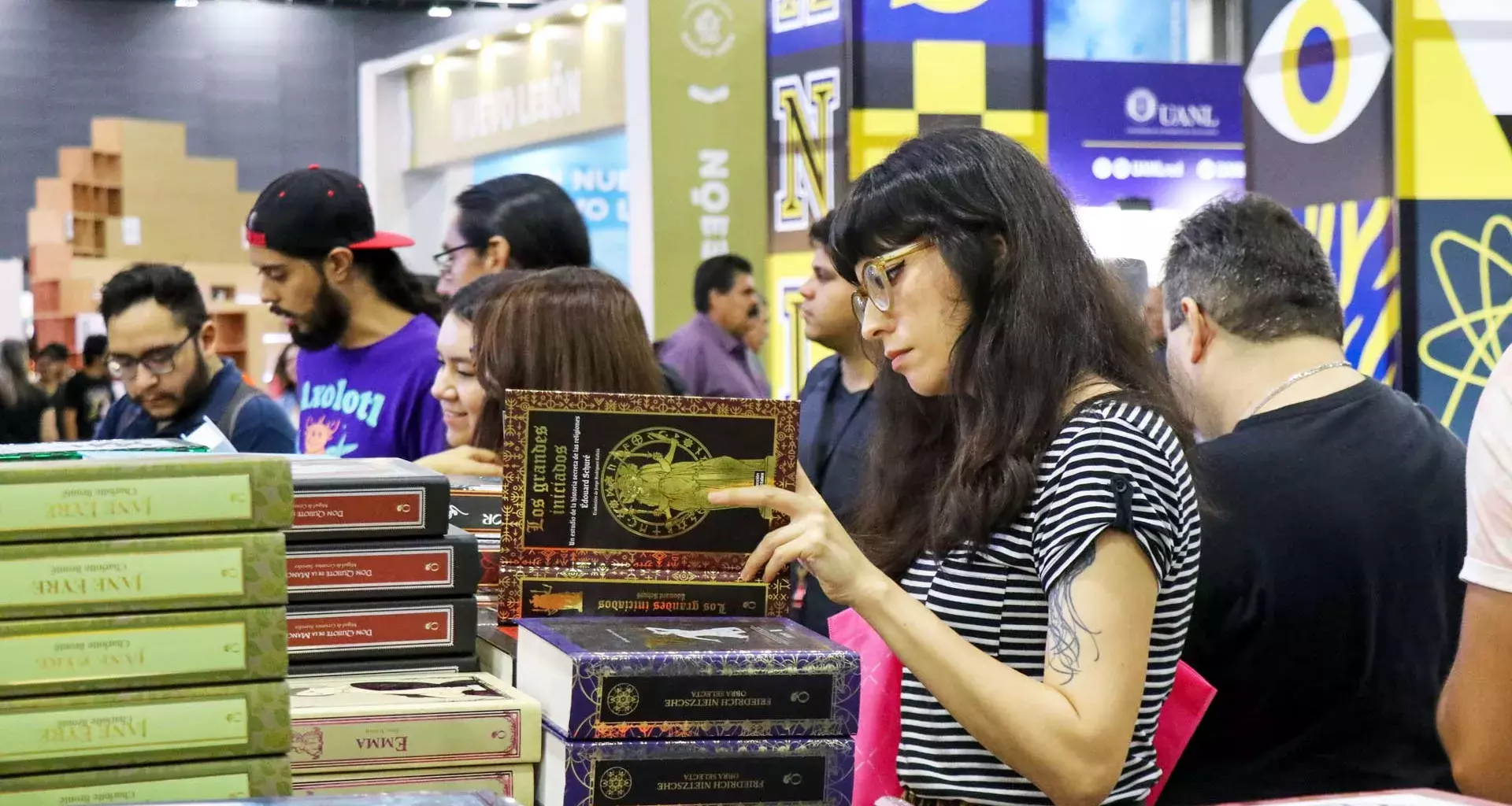 Una mujer leyendo "Los grandes iniciados" durante la Feria Internacional del Libro 2022.