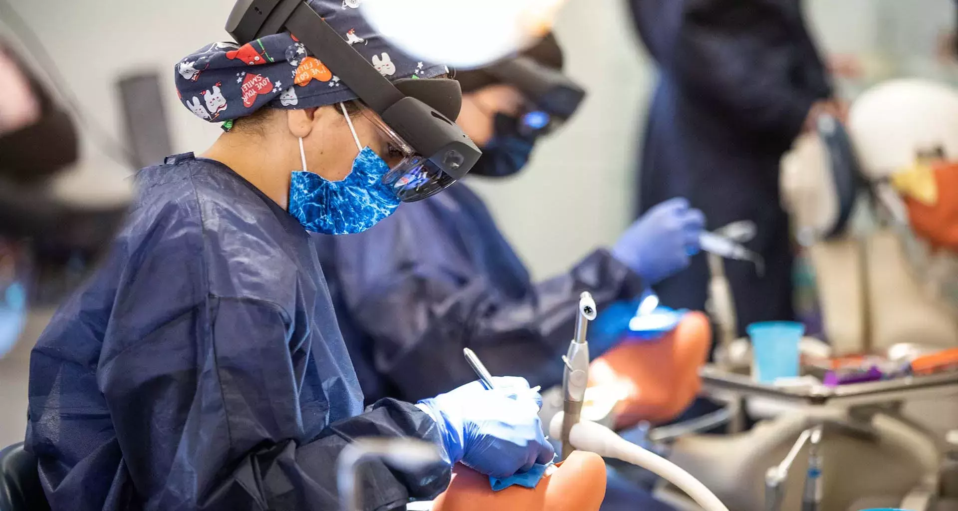 Tec dentistry: Learning with a simulator and mixed reality goggles