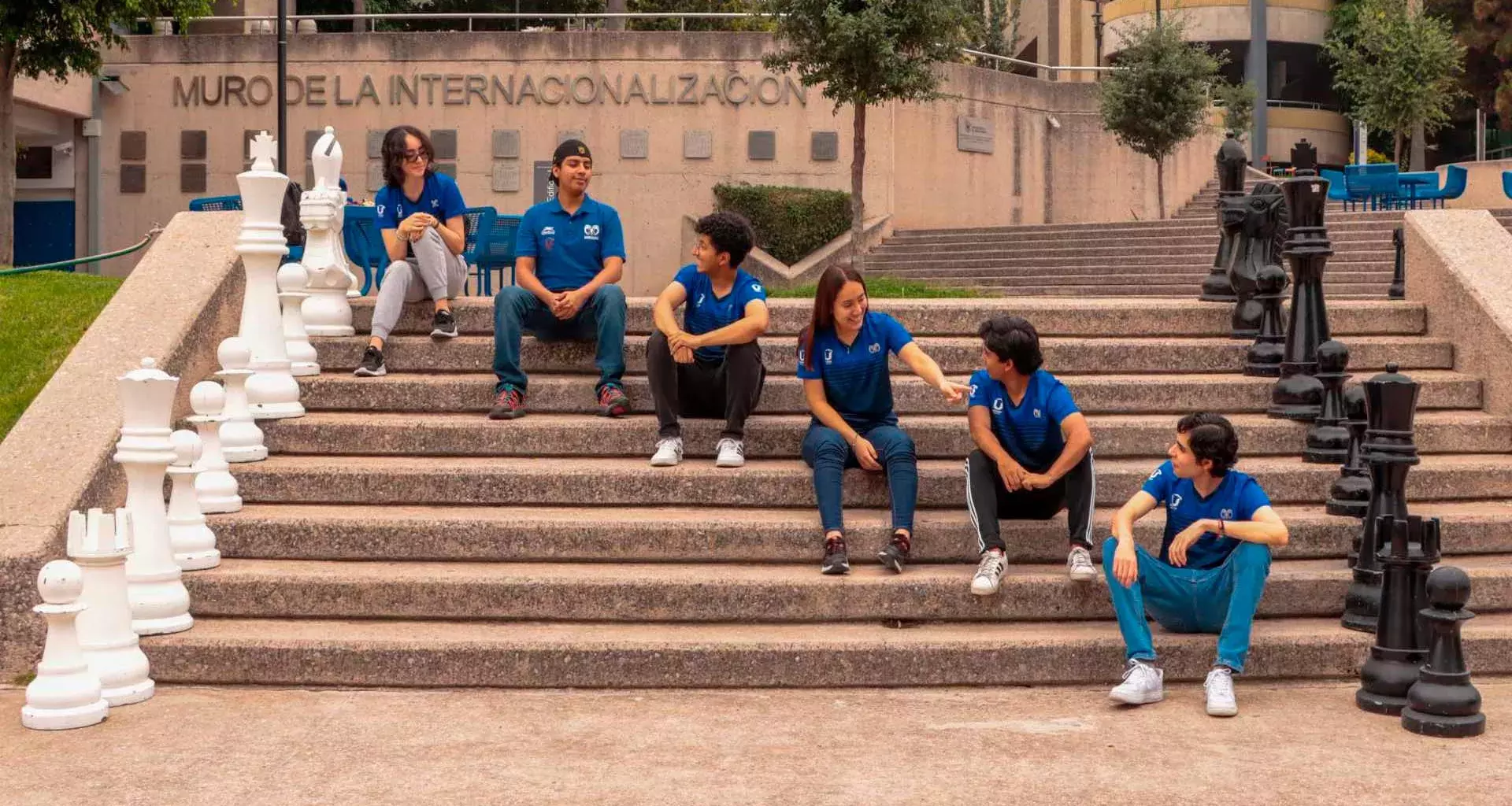 Equipo de 6 estudiantes jugadores de ajedrez en el campus de Tec de Monterrey en San Luis Potosí