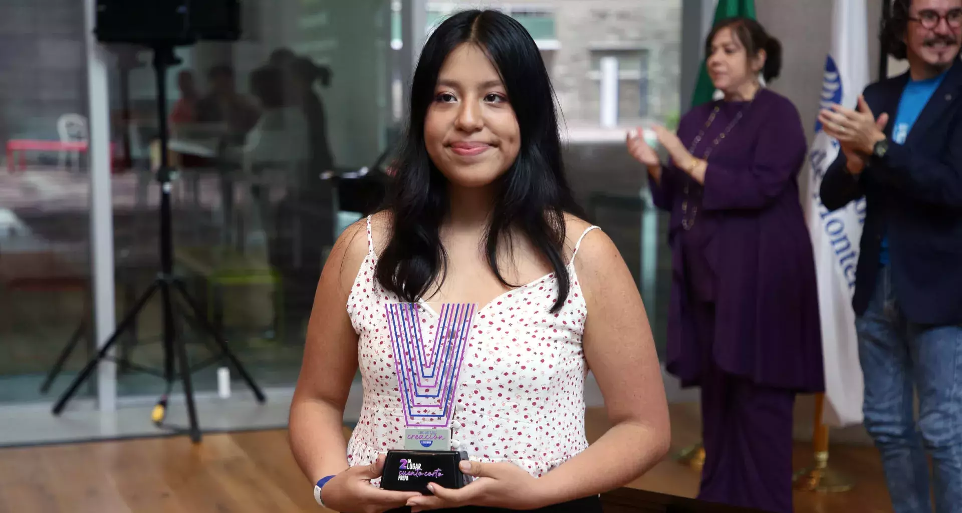 La alumna Astríd Media de PrepaTec Zacatecas con su primer lugar en el cuento largo en VibrArt 2023