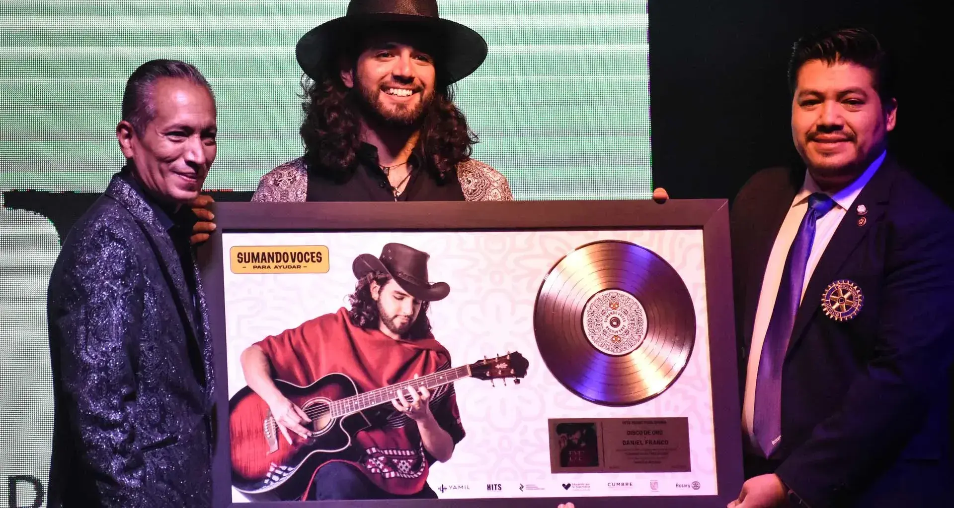 Daniel Franco recibiendo la copia del disco de oro.