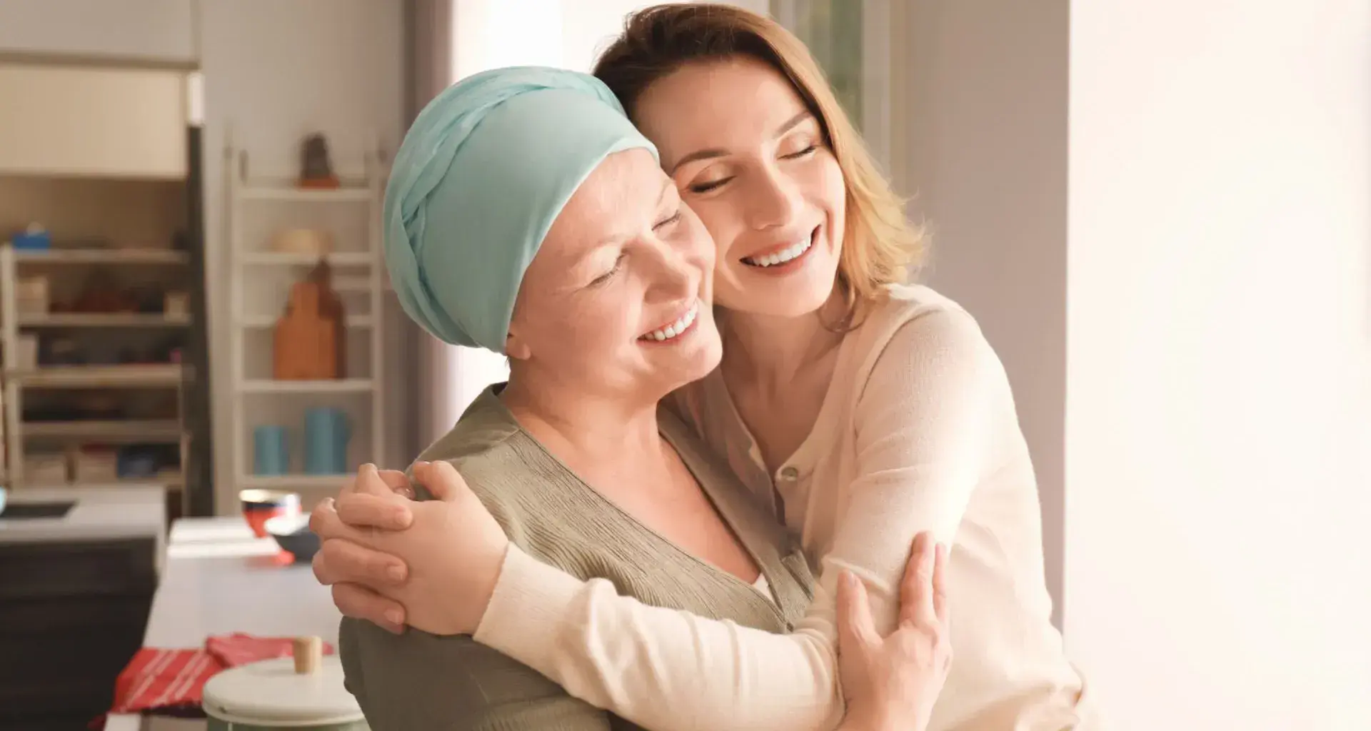 Mujer con cáncer apoyada por su familia