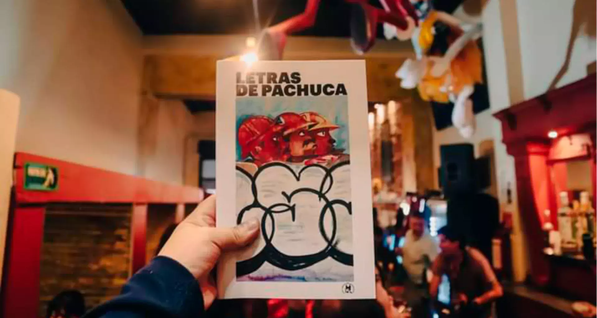 Mano sosteniendo sosteniendo el libro Letras de Pachuca