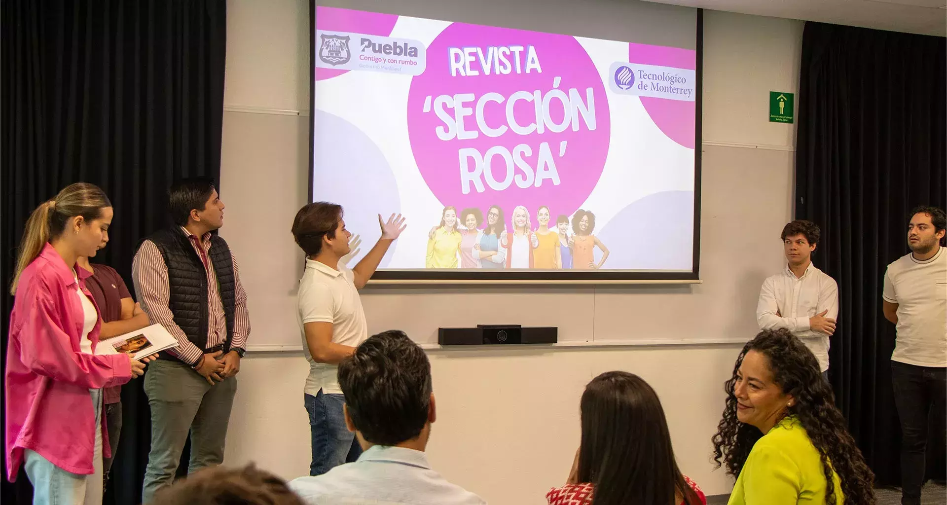 Los estudiantes presentando su prototipo de Sección Rosa